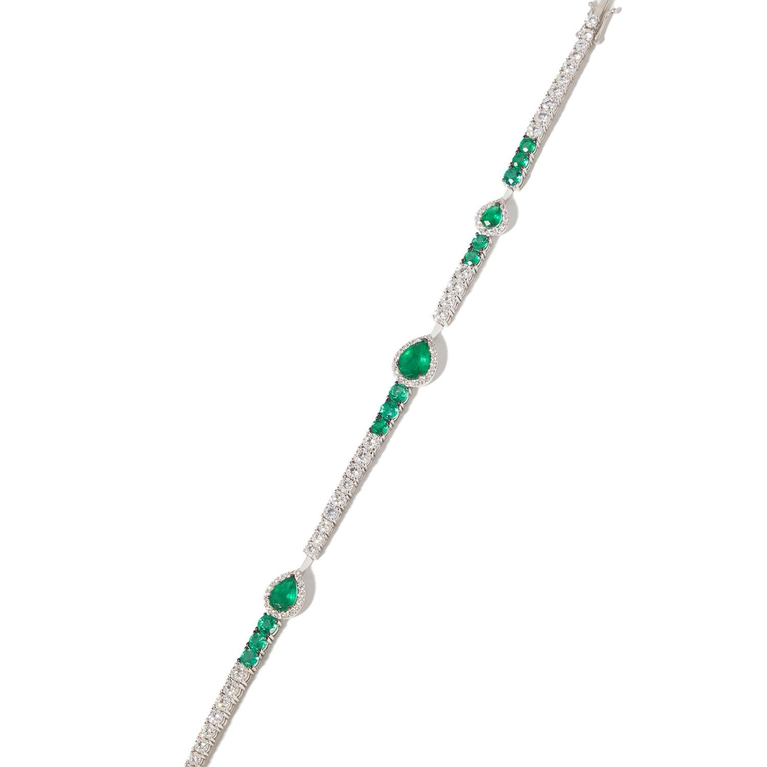 18 Karat white gold bracelet with 3.60ct emeralds and 3.35cts of diamonds.

At Bonebakker we love colour. Recently we found 3 pear shaped emeralds and designed a bracelet that makes this unique gemstone display its full beauty. A connecting bar of
