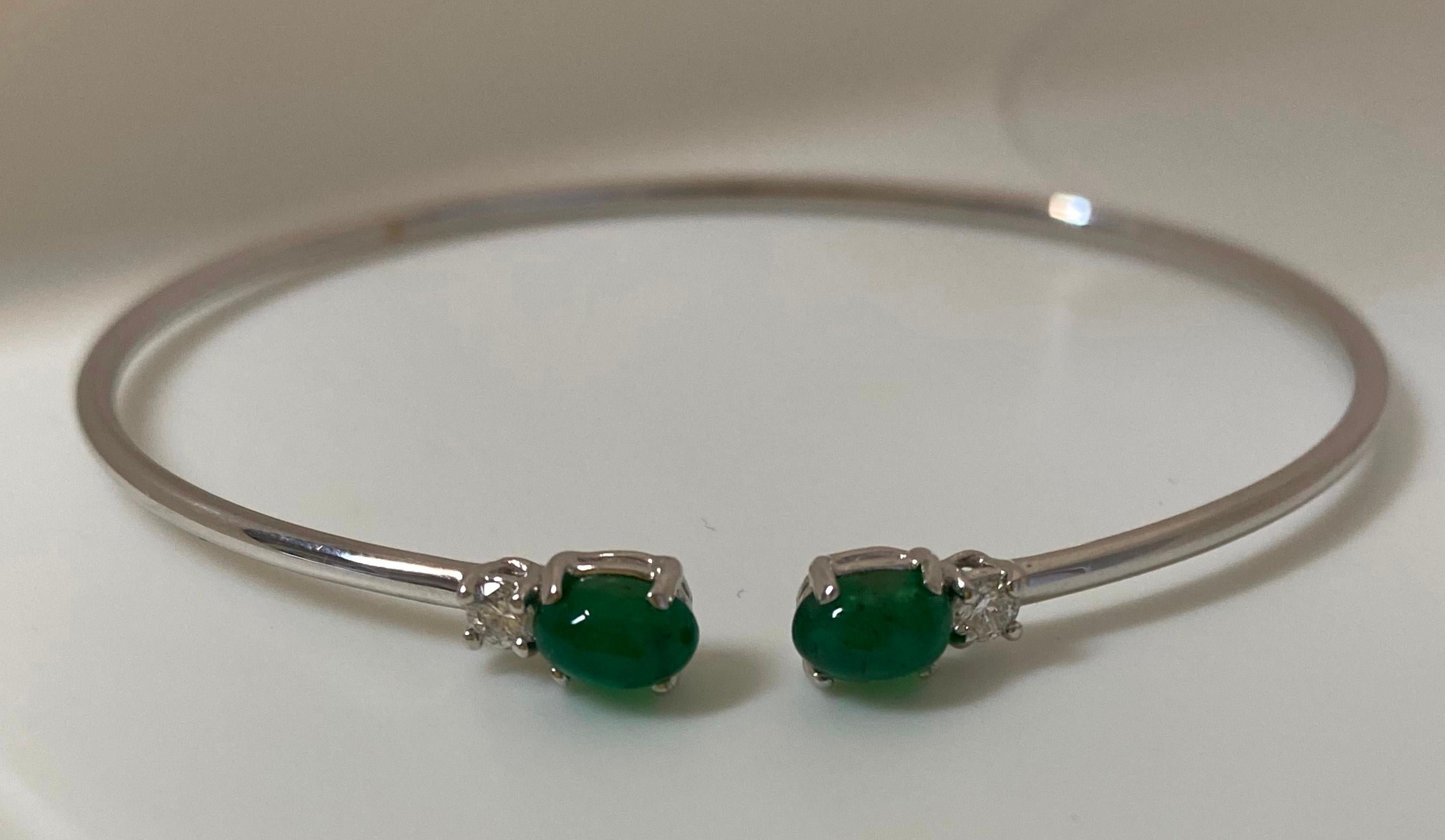 18 Karat White Gold Diamond and Emerald Bracelet In New Condition In Duesseldorf, DE