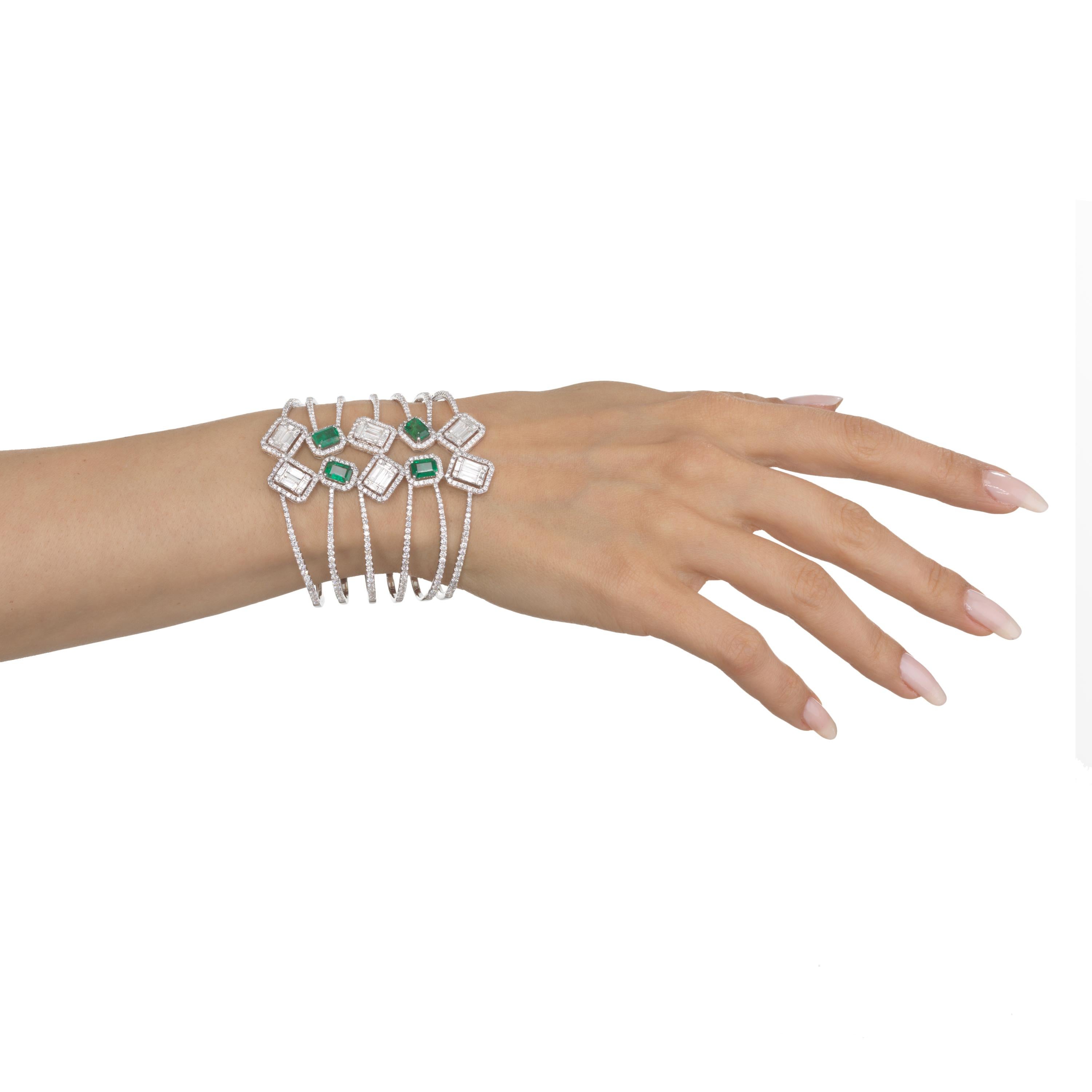 18 Karat White Gold Diamond and Emerald Cuff Bangle In New Condition In New York, NY