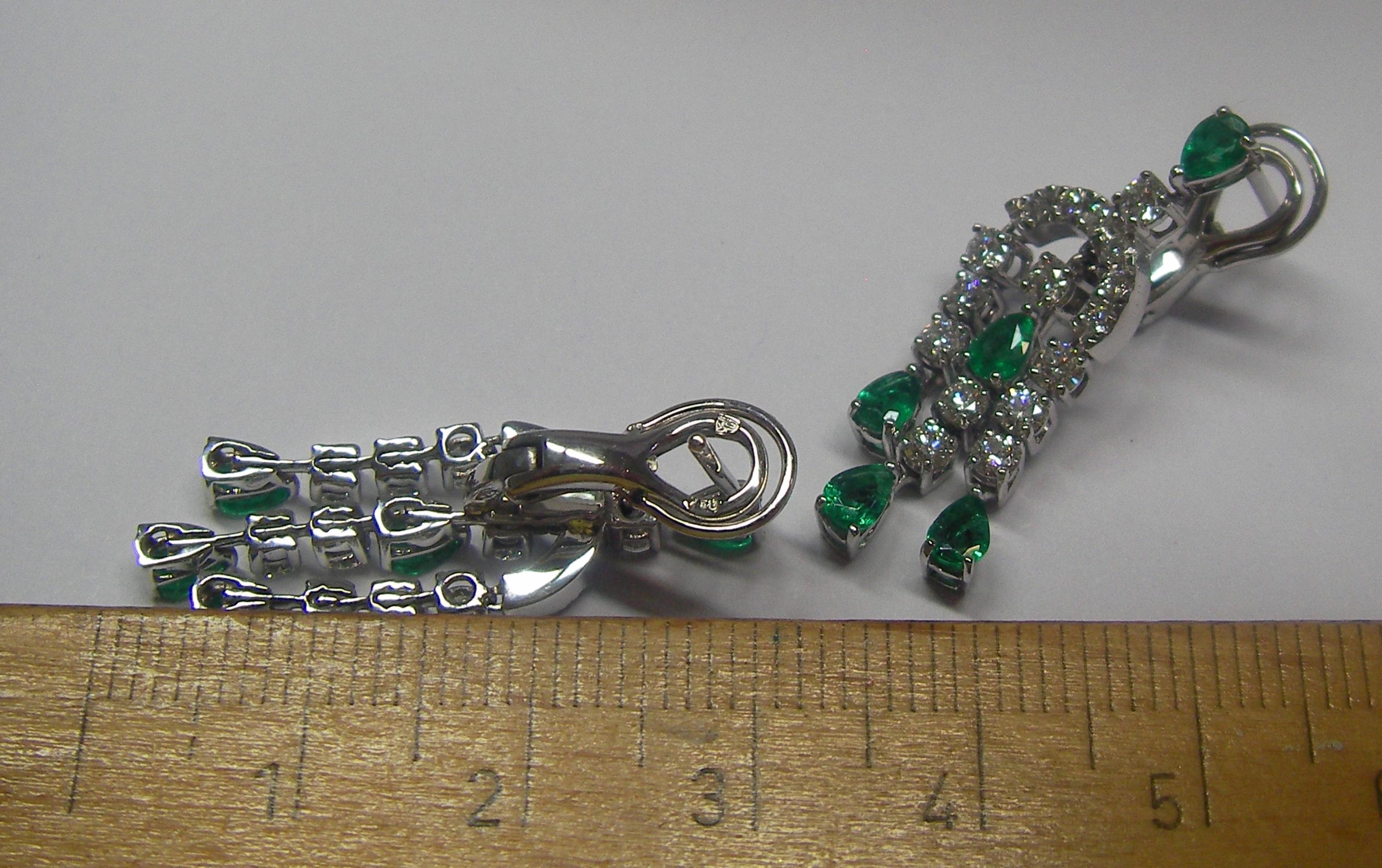 18 Karat White Gold Diamond and Emerald Dangle Earrings In New Condition In Duesseldorf, DE
