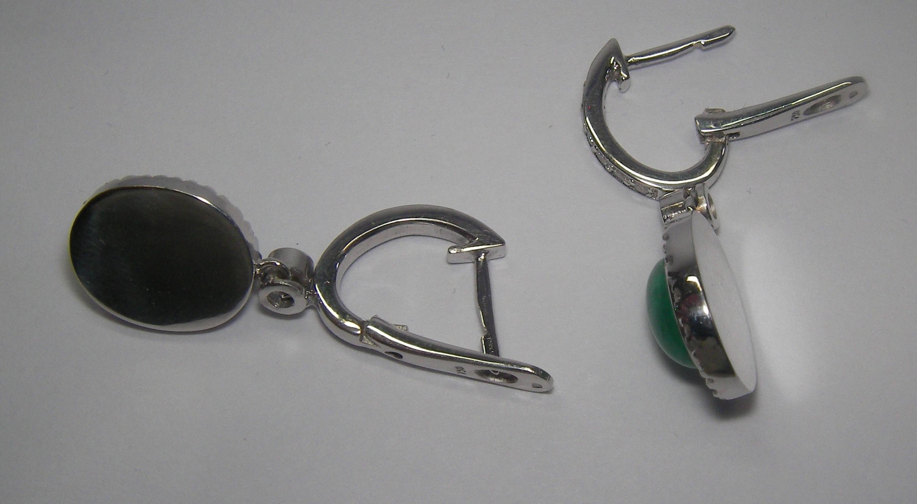 18 Karat White Gold Diamond and Emerald Dangle Earrings In New Condition For Sale In Duesseldorf, DE