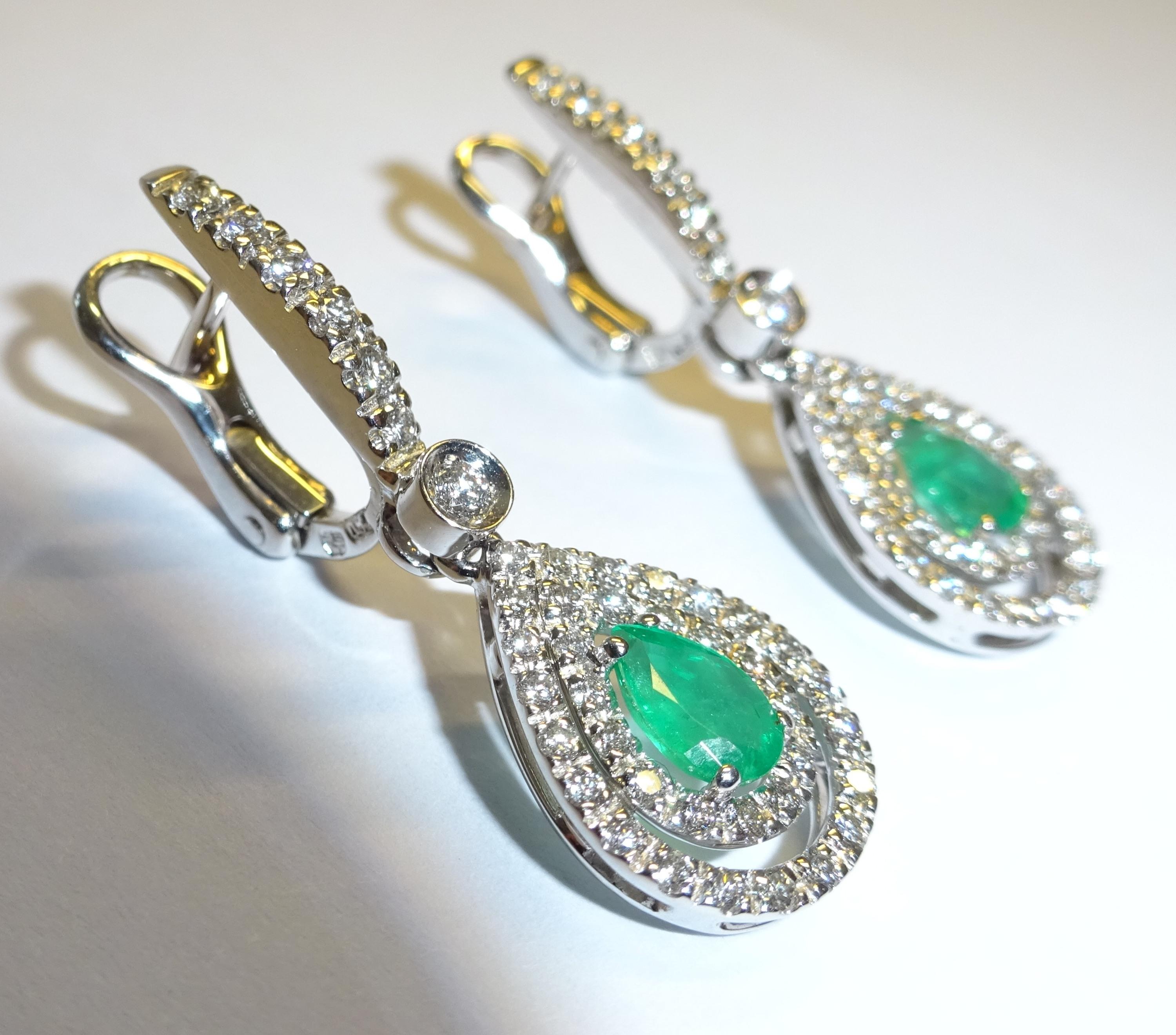 18 Karat White Gold Diamond and Emerald Dangle Earrings In New Condition For Sale In Duesseldorf, DE