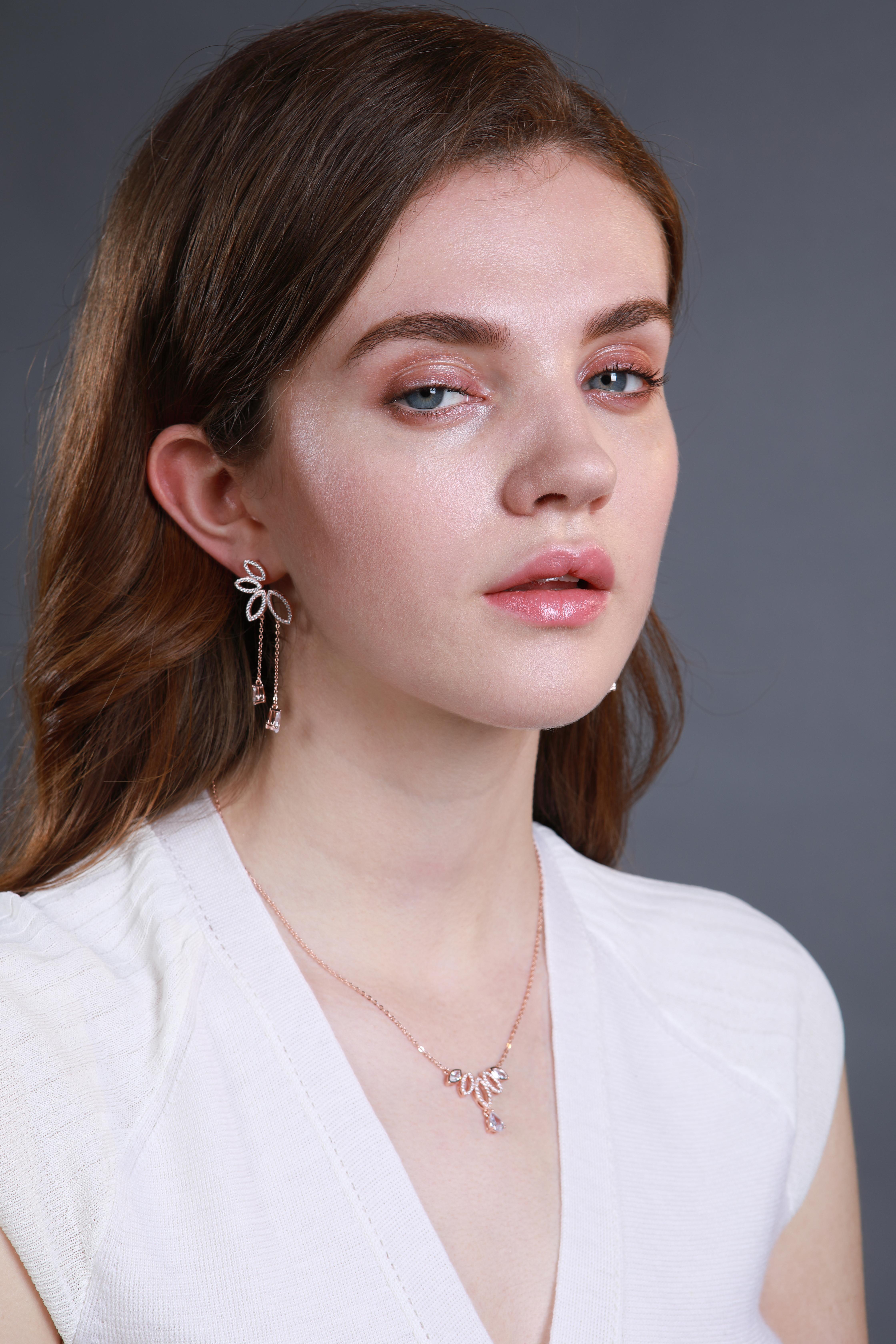 18 Karat Weißgold Diamant- und Smaragd-Tropfen-Ohrringe aus Zinn im Zustand „Neu“ im Angebot in London, GB