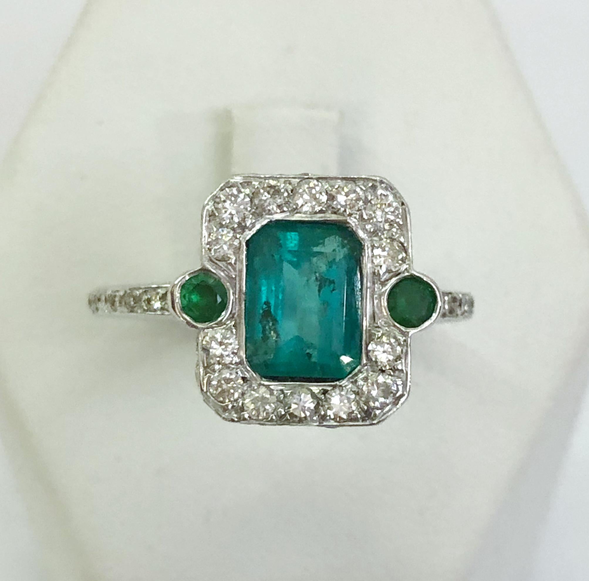 18 karat white gold ring with an emerald of 1.8 carats and diamonds of 0.5 carats / Made in Italy 1960s
Ring size US 6.75