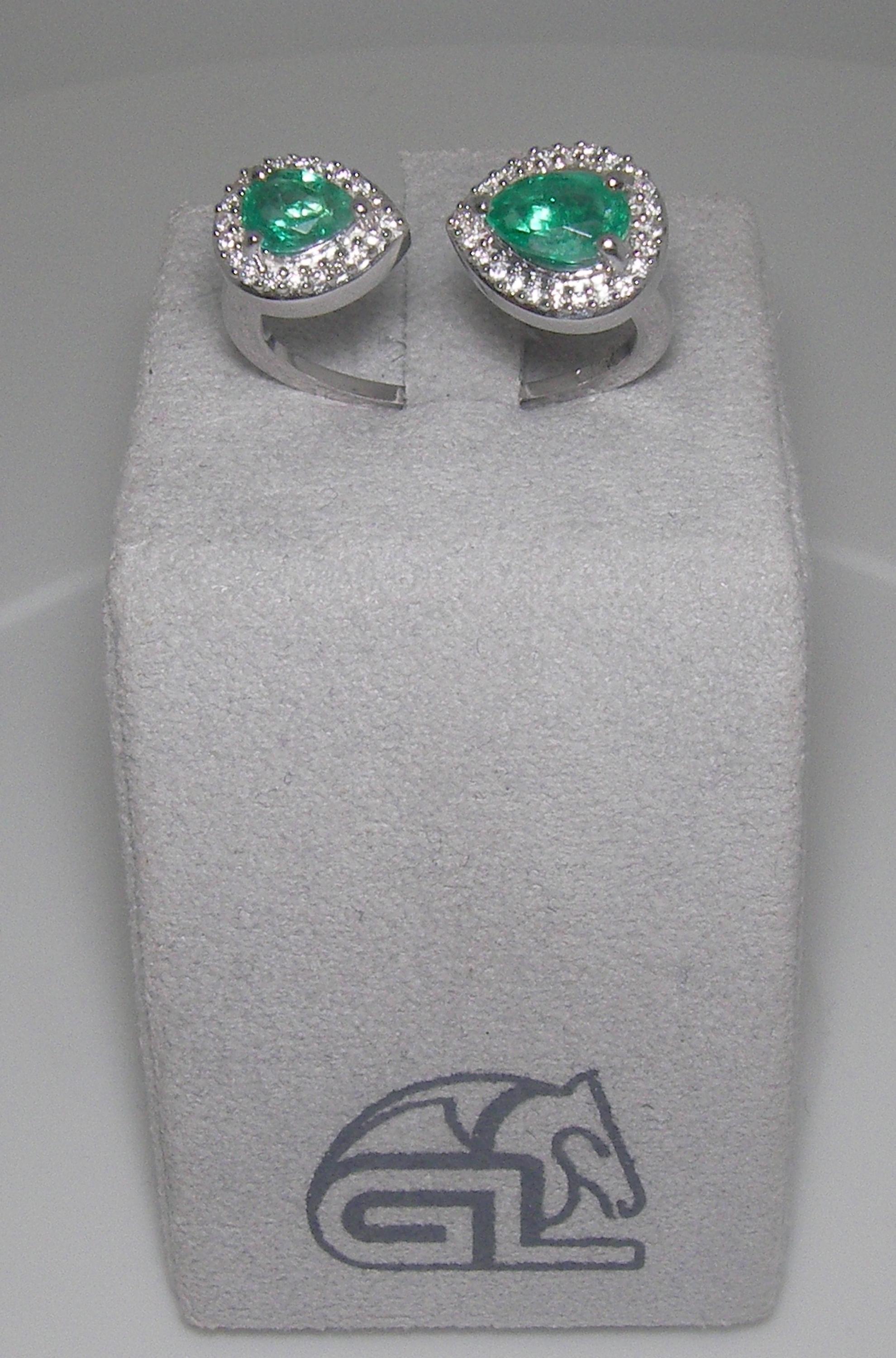 18 Karat White Gold Diamond and Emerald  Ring In New Condition In Duesseldorf, DE