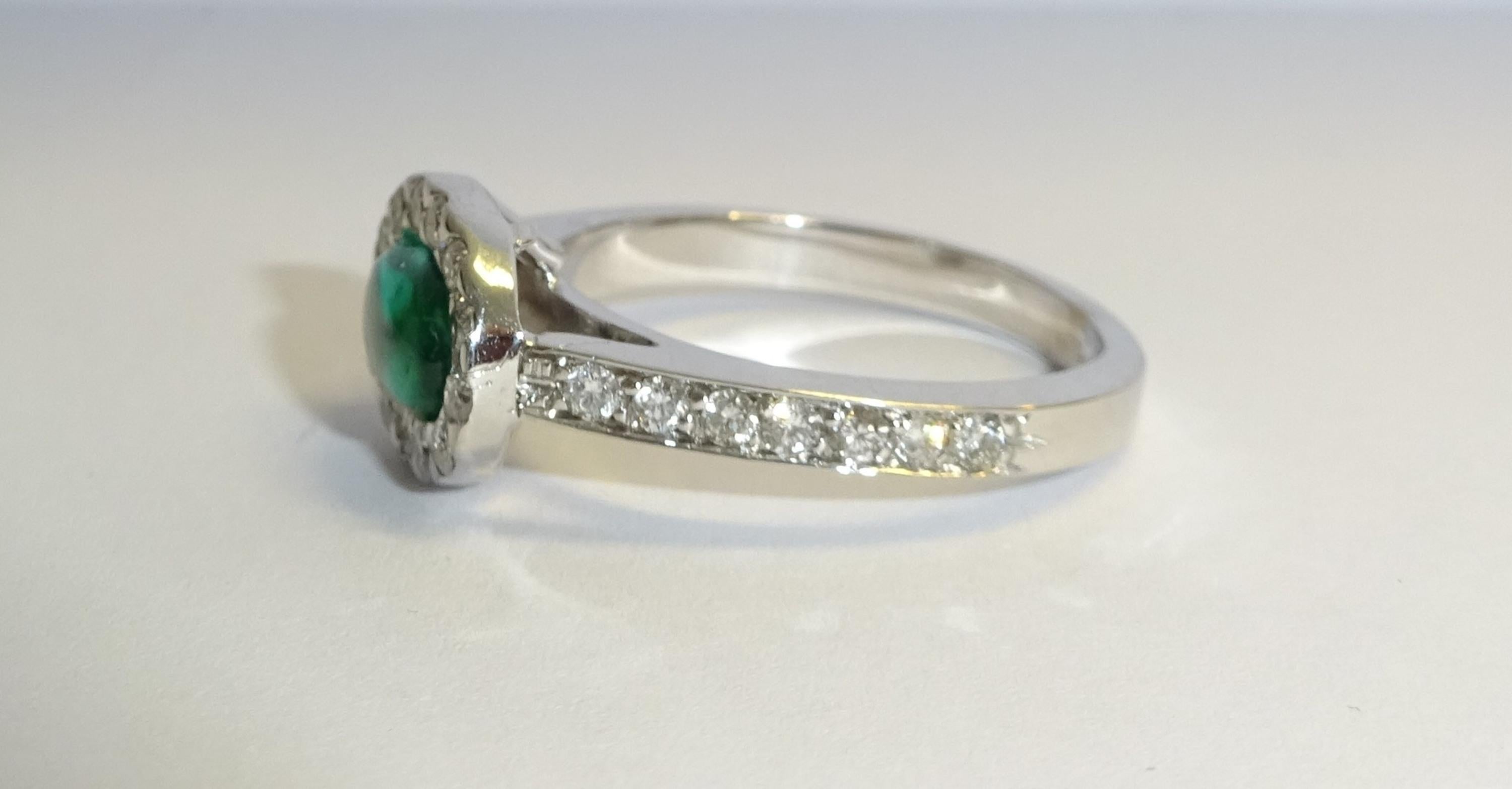 18 Karat White Gold Diamond and Emerald Ring In New Condition For Sale In Duesseldorf, DE