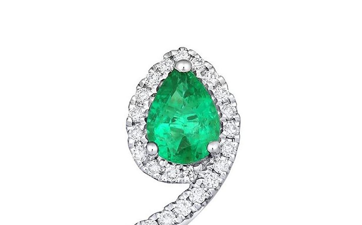 18 Karat White Gold Diamond and Emerald Ring In Excellent Condition For Sale In La Jolla, CA