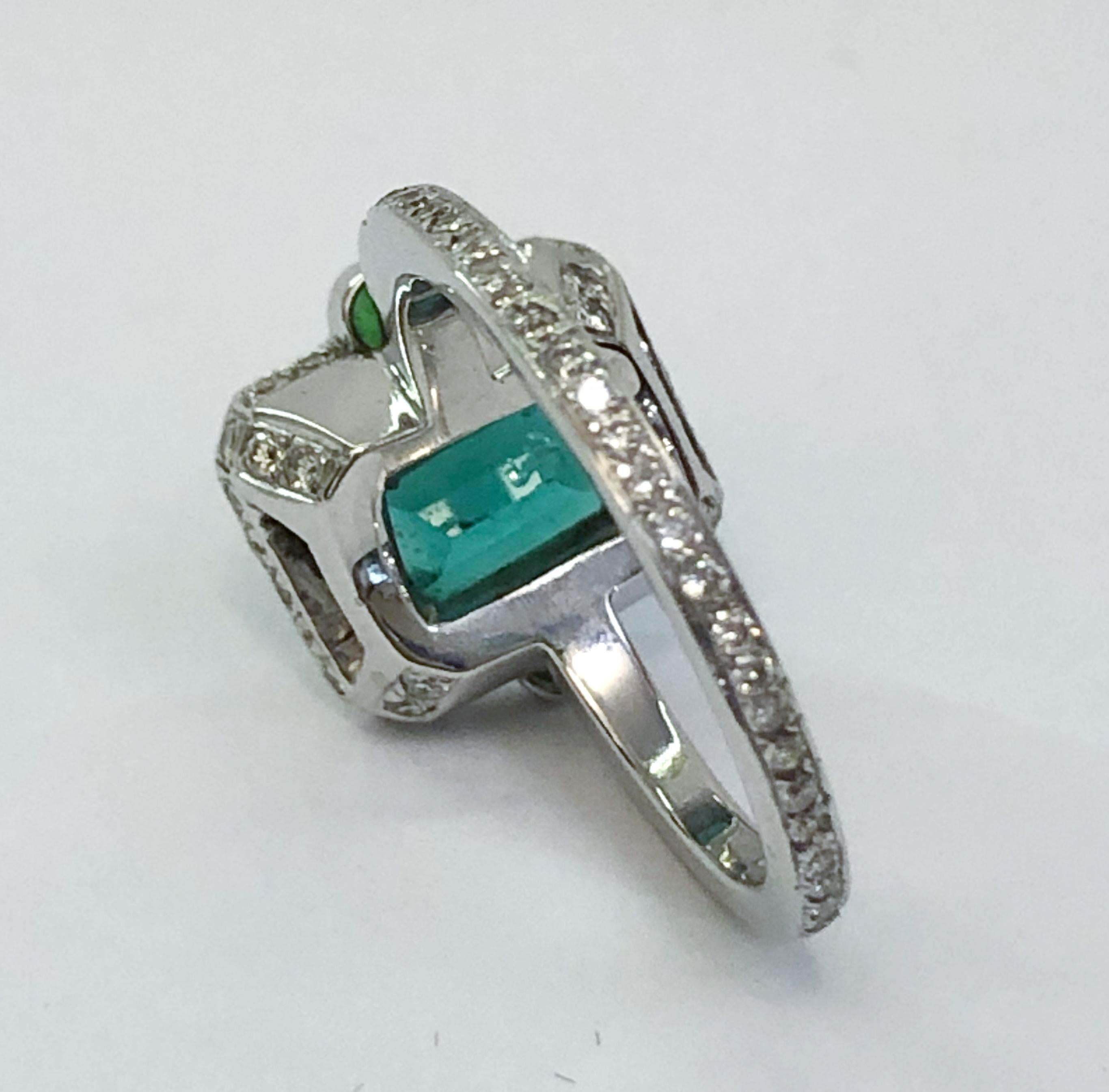 18 Karat White Gold Diamond and Emerald Ring In Good Condition For Sale In Palm Springs, CA