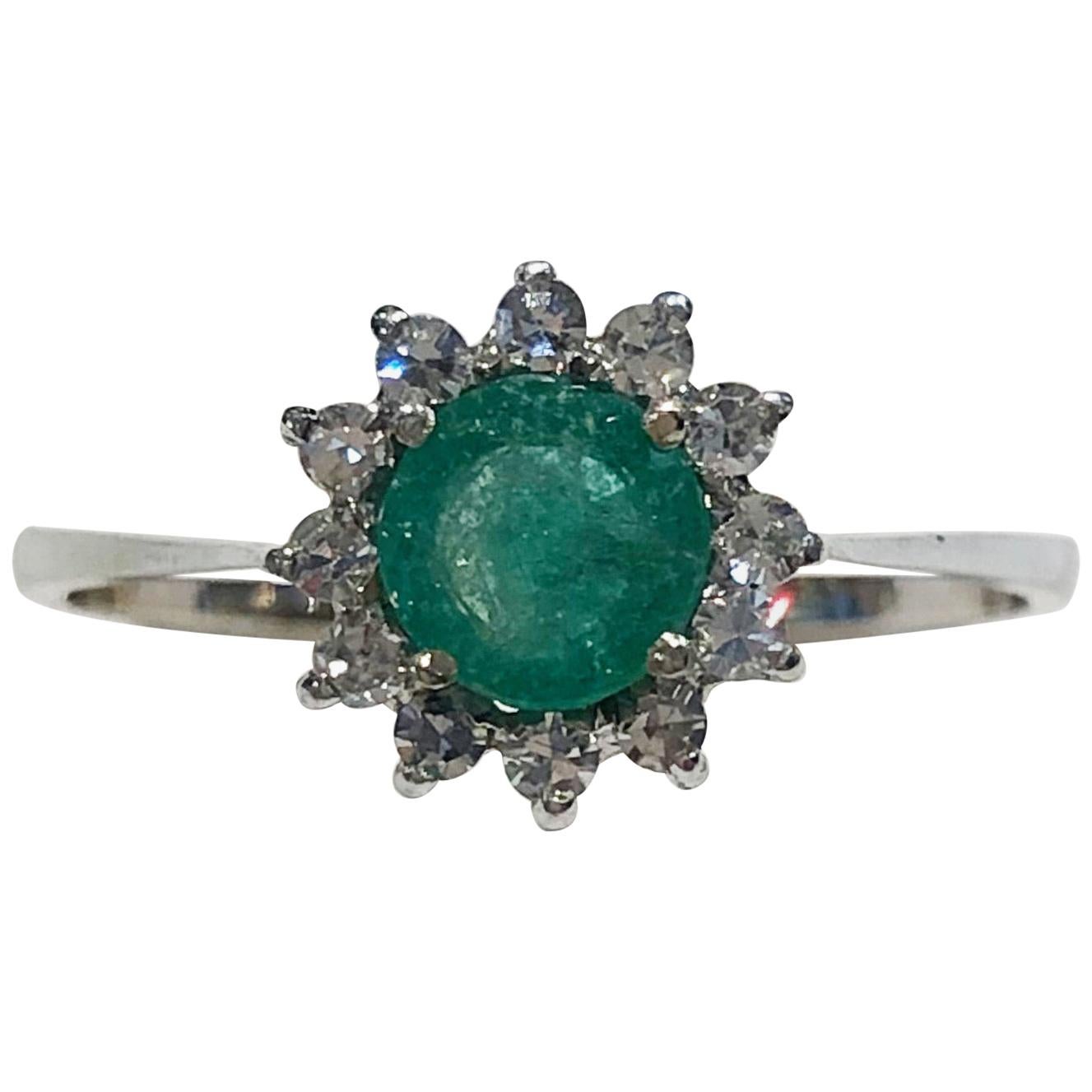 Anillo de diamantes y esmeraldas de oro blanco de 18 quilates
