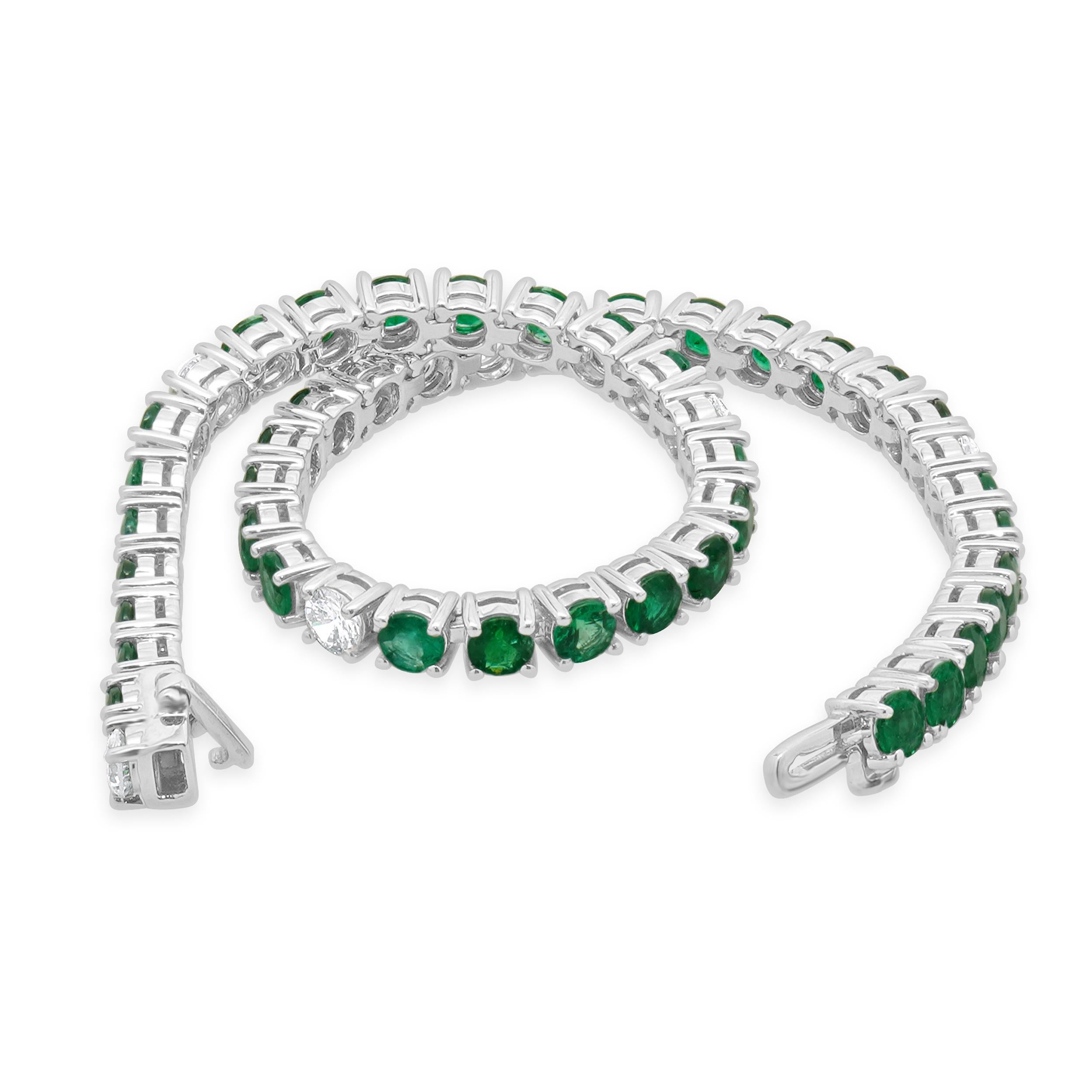 Round Cut 18 Karat White Gold Diamond and Emerald Tennis Bracelet For Sale