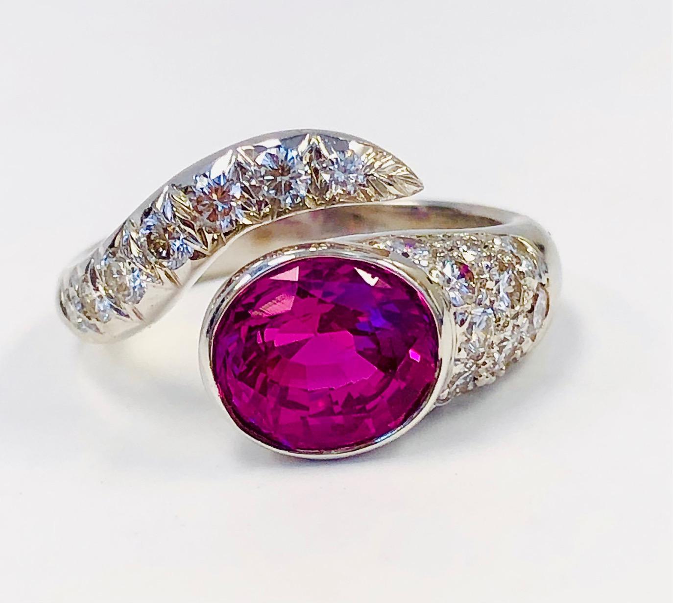 Contemporary 18 Karat White Gold Diamond and Fine 2.28 Carat Pink Sapphire For Sale