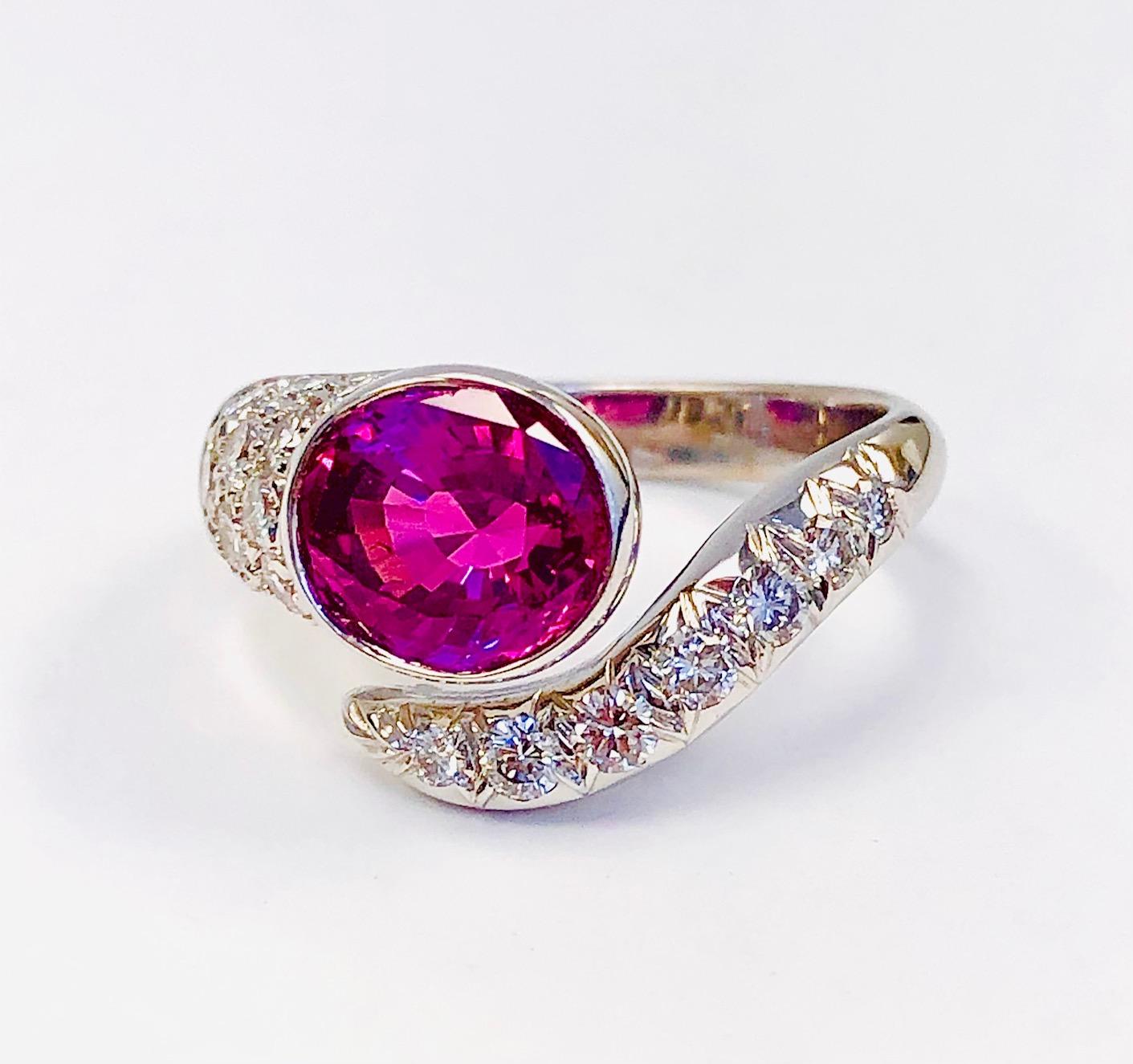 18 Karat White Gold Diamond and Fine 2.28 Carat Pink Sapphire For Sale 1