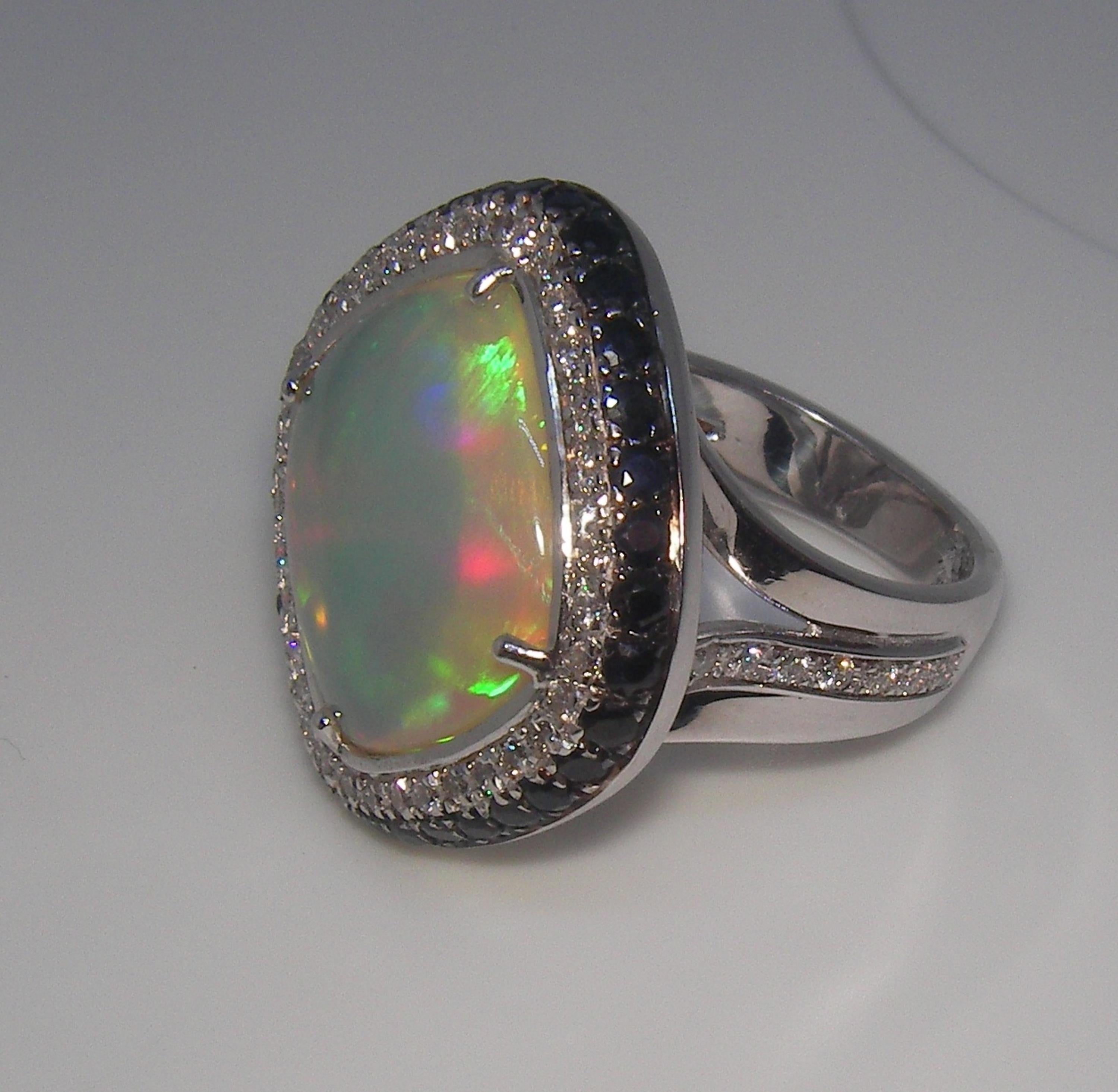 18 Karat White Gold Diamond and Opal Cocktail Ring In New Condition For Sale In Duesseldorf, DE