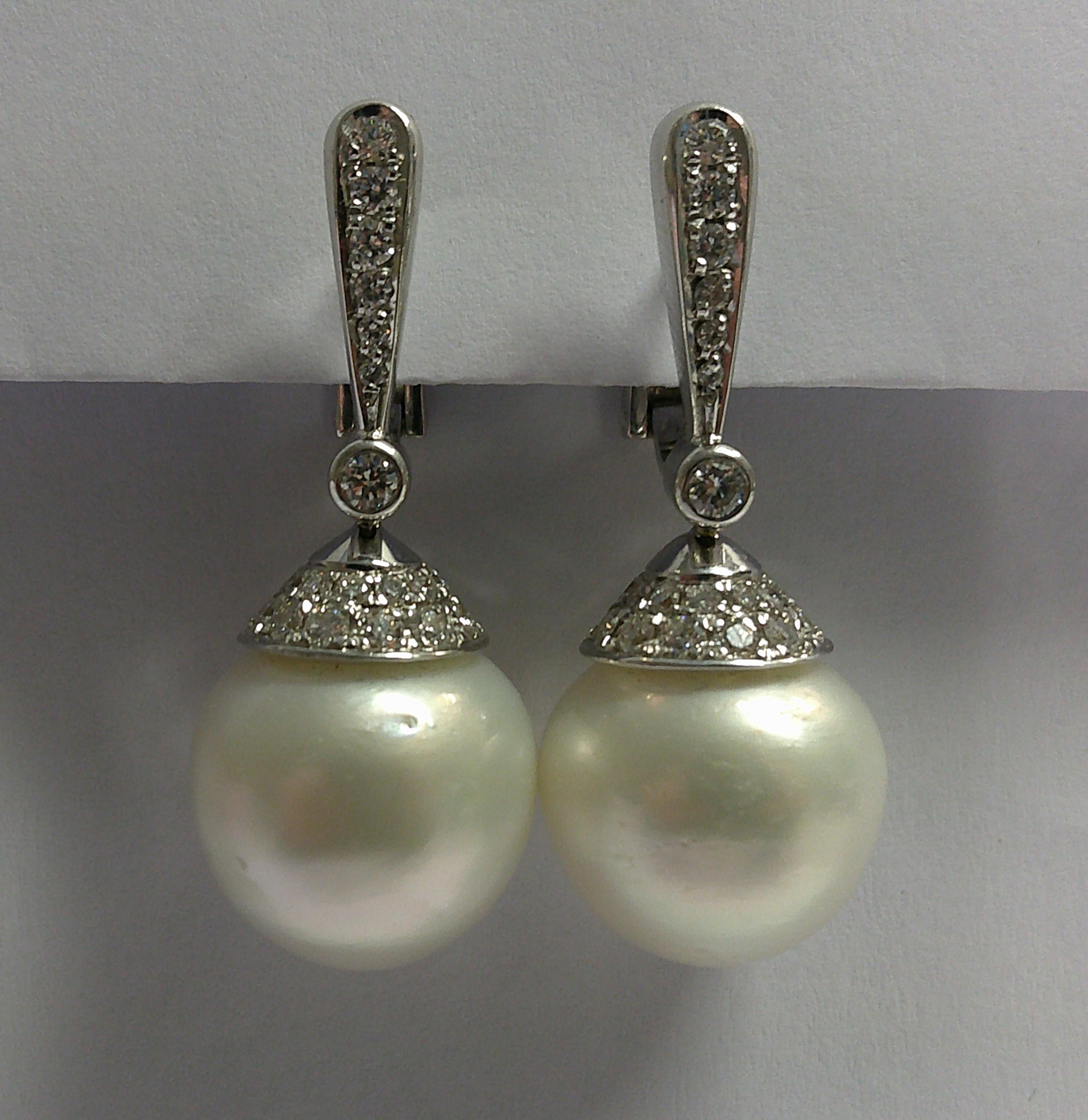 18 Karat White Gold Diamond and Paerl Dangle Earrings


62  Diamonds 1.32 Carat
2 Perls Soud See 15.9 mm




Founded in 1974, Gianni Lazzaro is a family-owned jewelery company based out of Düsseldorf, Germany.
Although rooted in Germany, Gianni