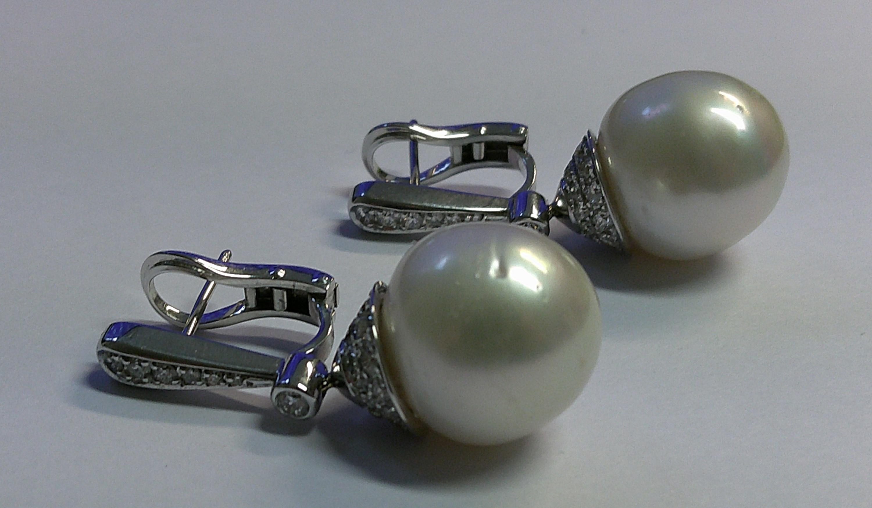 18 Karat White Gold Diamond and Paerl Dangle Earrings In New Condition For Sale In Duesseldorf, DE