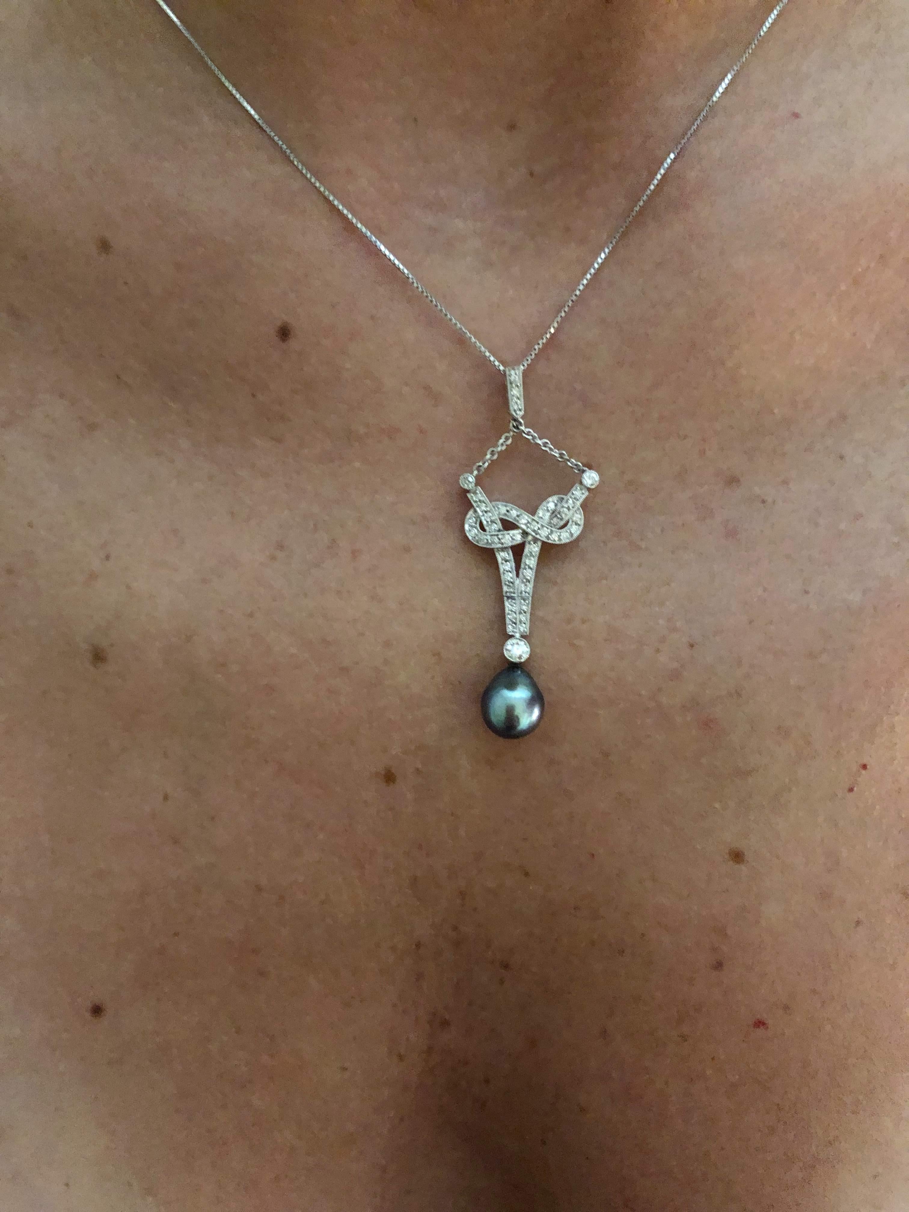 18 Karat White Gold Diamond and Pearl Pendant In Good Condition For Sale In Palm Springs, CA