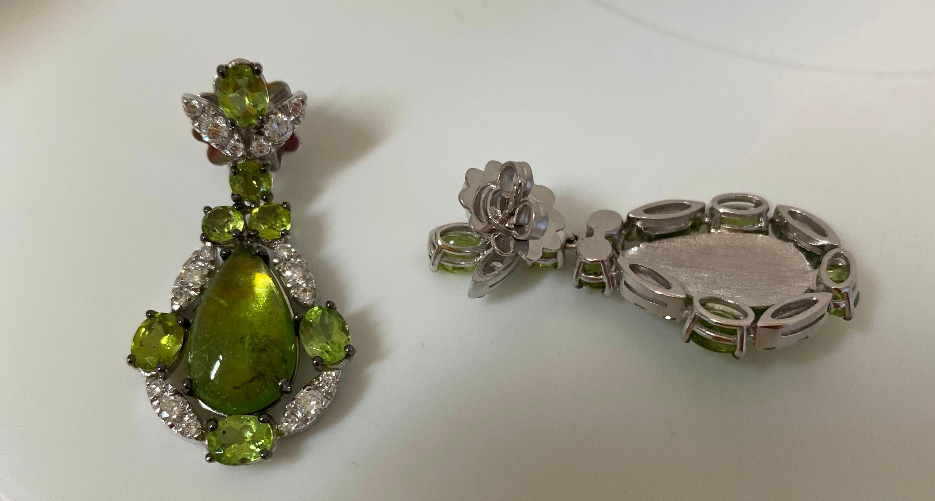 18 Karat White Gold Diamond and Peridot Dangle Earrings In New Condition In Duesseldorf, DE