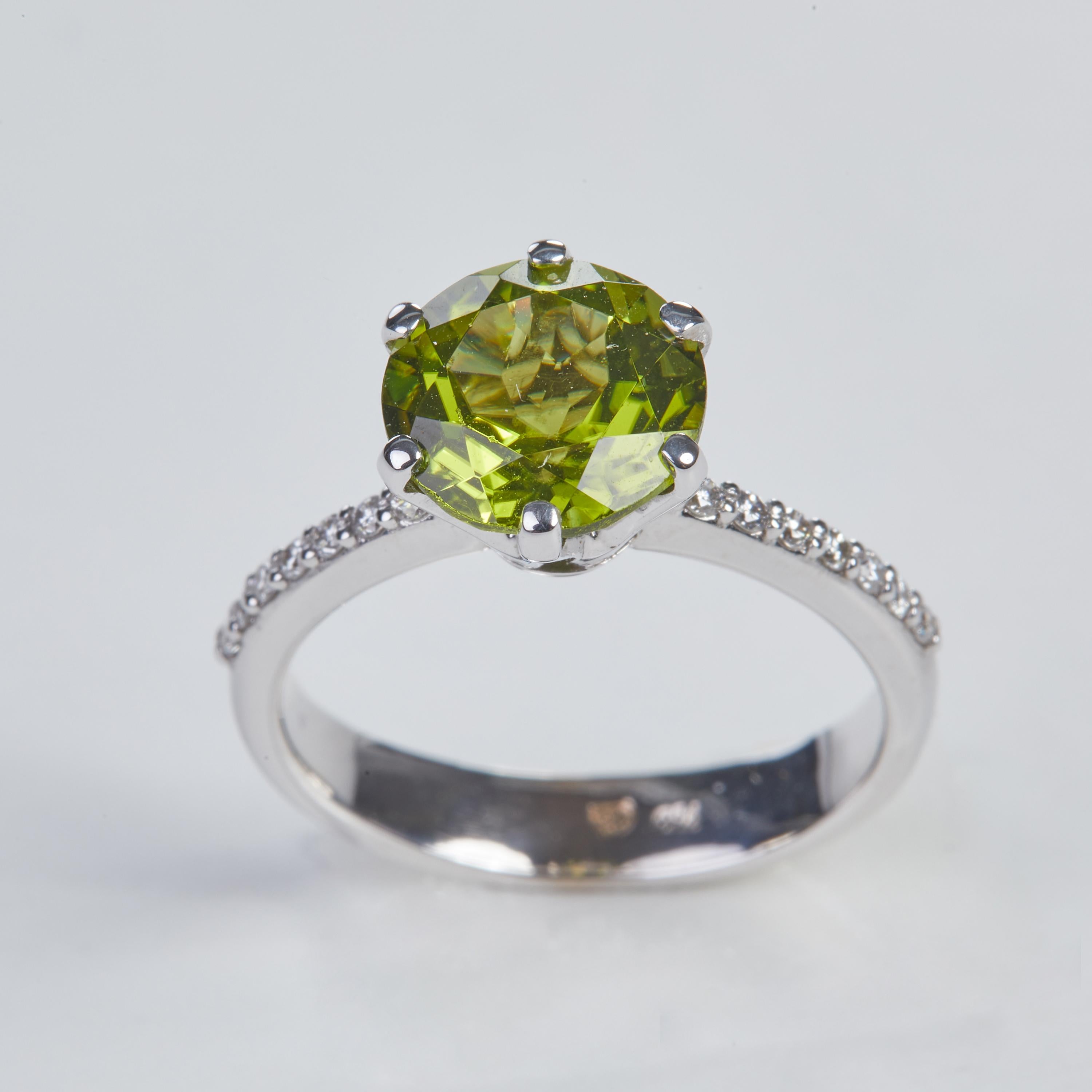 18 Karat White Gold Diamond and Peridot Fashion and klassik Ring

14 Diamonds 0.14 Carat
1 Peridot  3,06 carat



Size EU 54 US 6.8


Founded in 1974, Gianni Lazzaro is a family-owned jewelery company based out of Düsseldorf, Germany.
Although