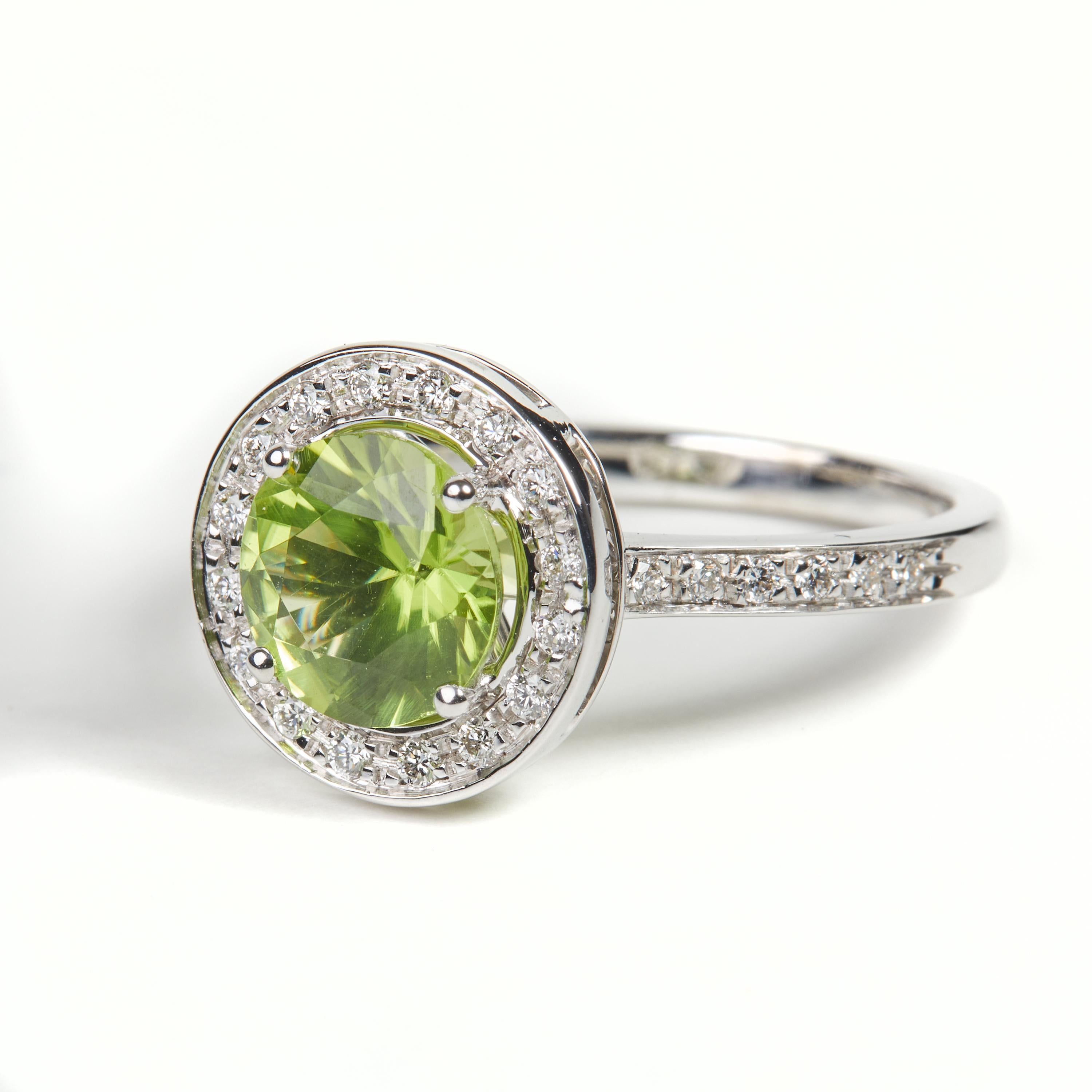 18 Karat White Gold Diamond and Peridot Ring In New Condition In Duesseldorf, DE