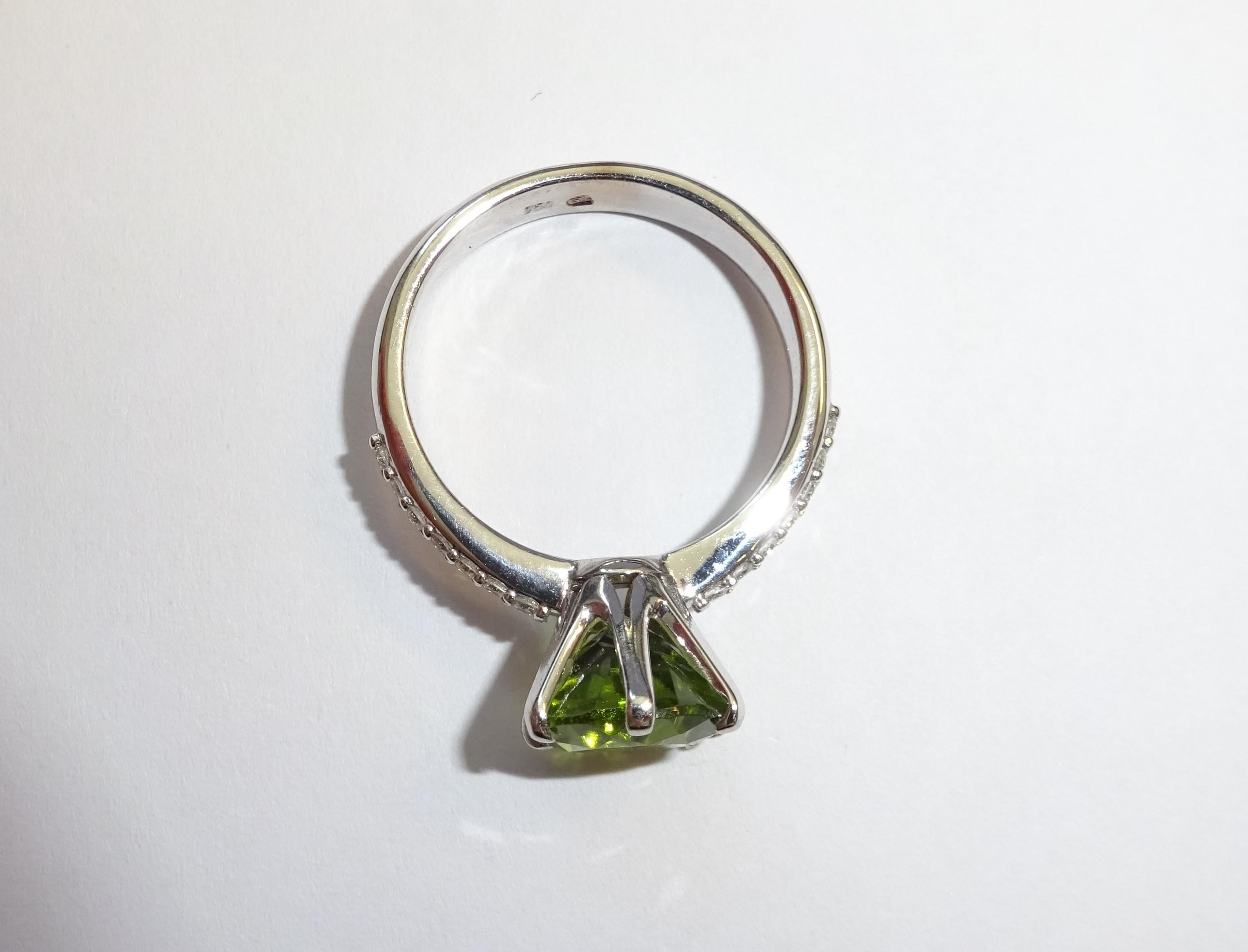 18 Karat White Gold Diamond and Peridot Ring In New Condition For Sale In Duesseldorf, DE
