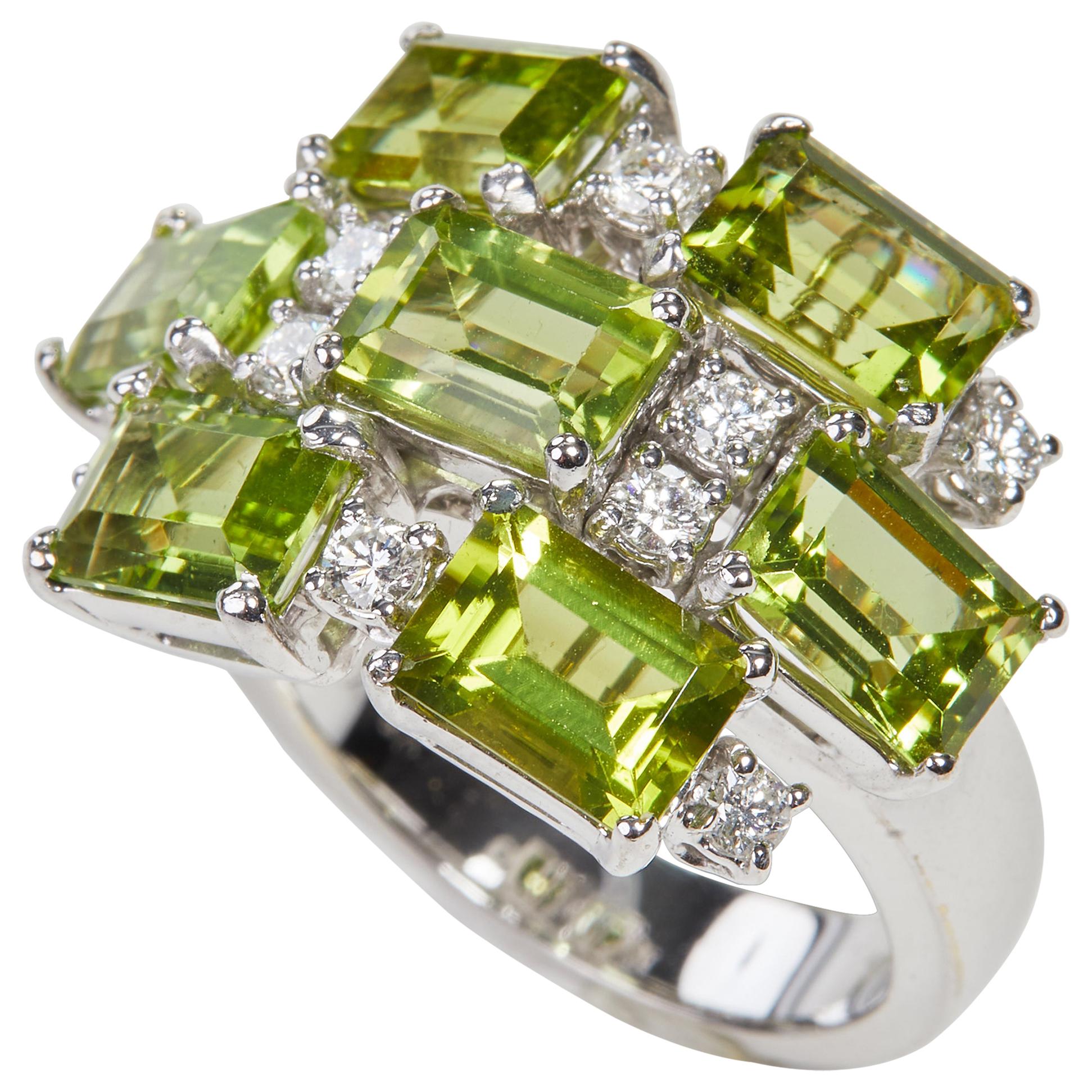 18 Karat White Gold Diamond and Peridot Ring For Sale