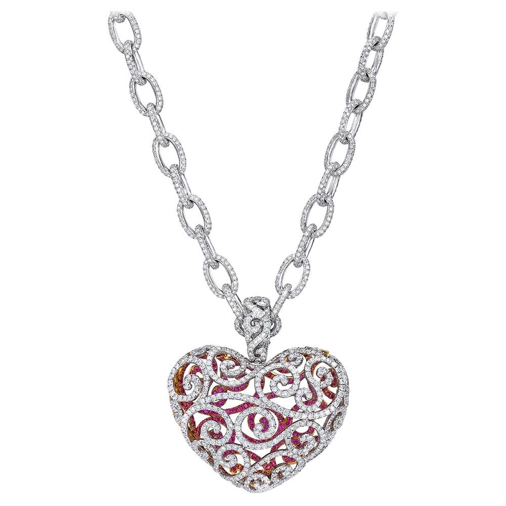 Chaîne à maillons en or blanc 18 carats avec cœur en diamants et saphirs roses sur une chaîne complète en diamants