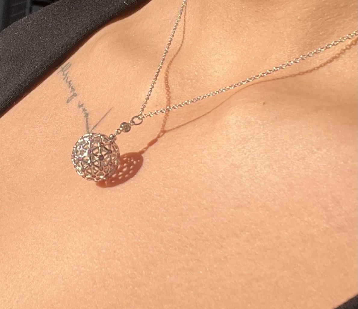 Collana con ciondolo Garavelli Globo in oro bianco 18 carati con diamanti e zaffiri rosa in vendita 1