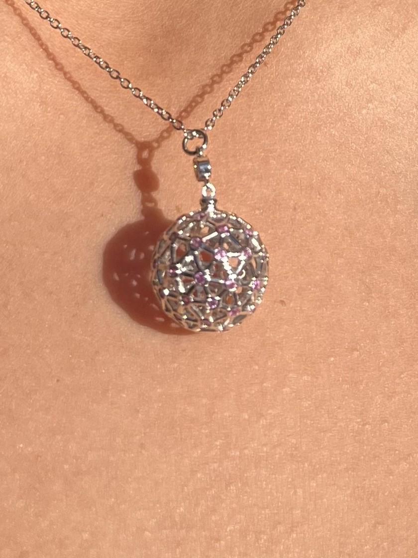 Collana con ciondolo Garavelli Globo in oro bianco 18 carati con diamanti e zaffiri rosa in vendita 2
