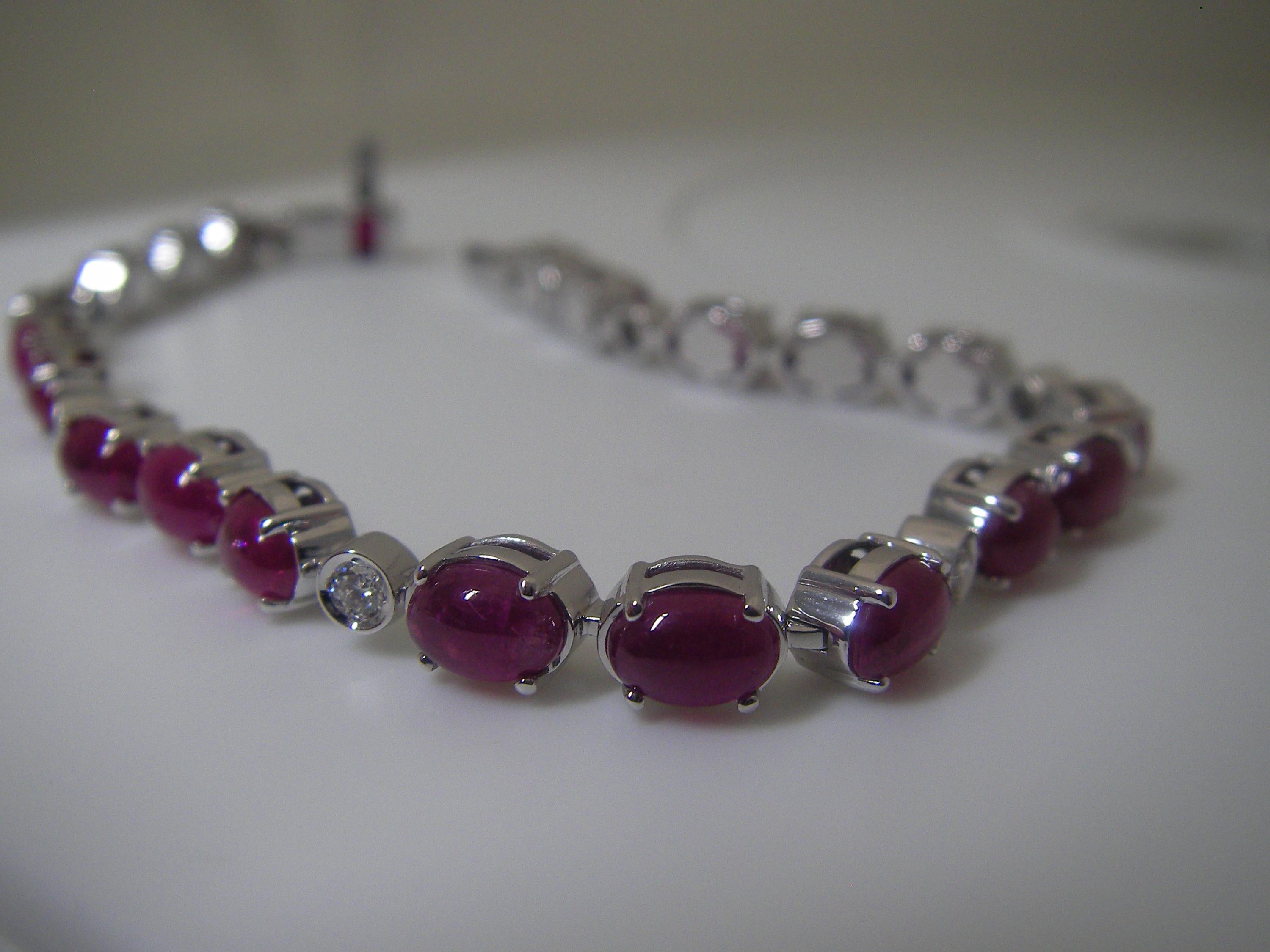 18 Karat White Gold Diamond and Ruby Bracelet In New Condition For Sale In Duesseldorf, DE