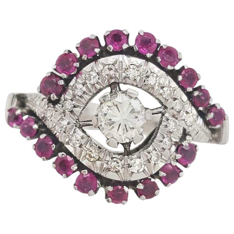 Bague bypass en or blanc 18 carats avec diamants et rubis, centre rond de taille brillant