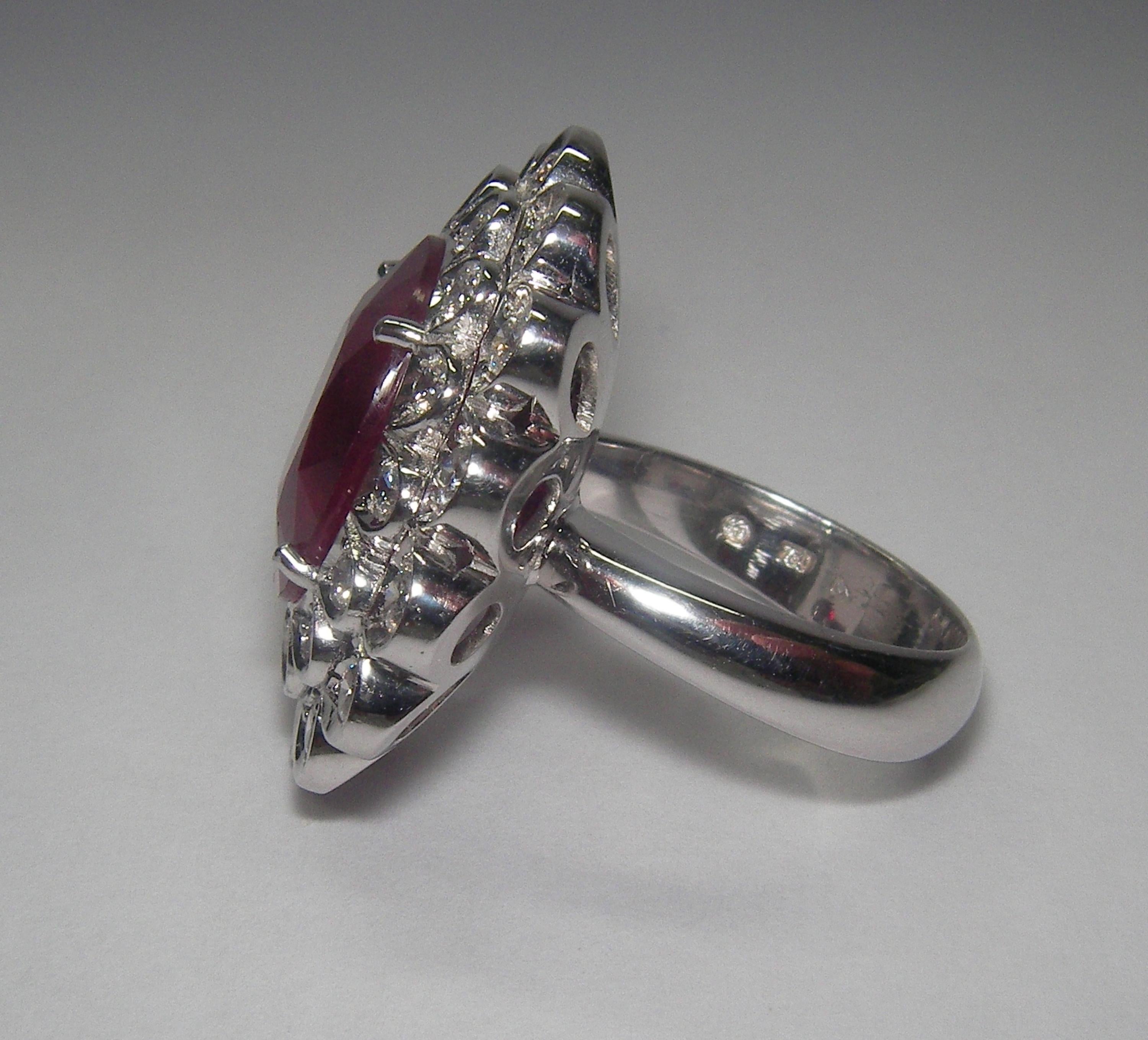 18 Karat White Gold Diamond and Ruby Glass Felt Coktail Ring In New Condition In Duesseldorf, DE