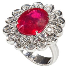 18 Karat White Gold Diamond and Ruby Glass Felt Coktail Ring 18 Karat White Gold Diamond and Ruby Glass Felt Coktail Ring