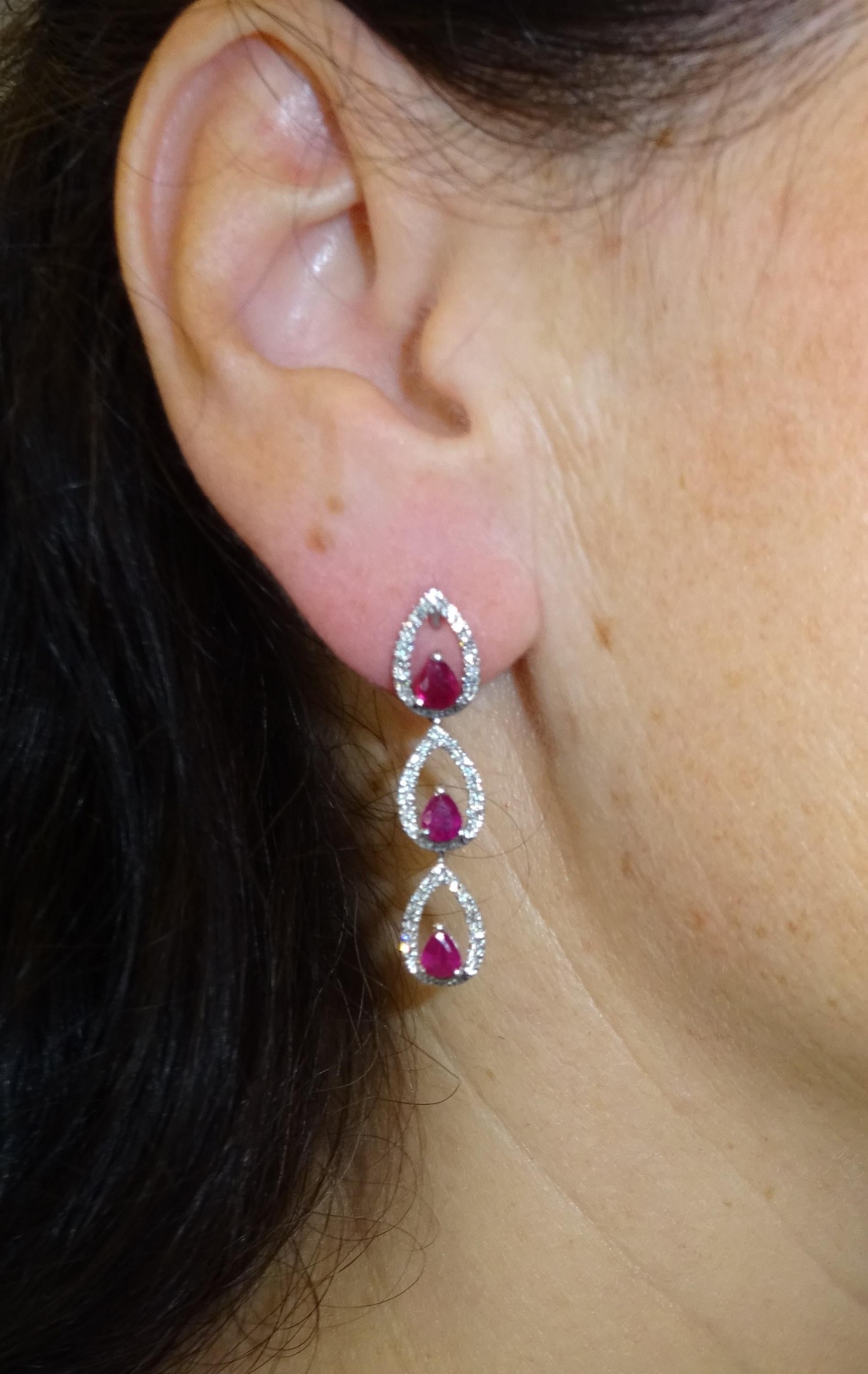 18 Karat White Gold Diamond and Ruby Glass Filled Dangle Earrings In New Condition For Sale In Duesseldorf, DE