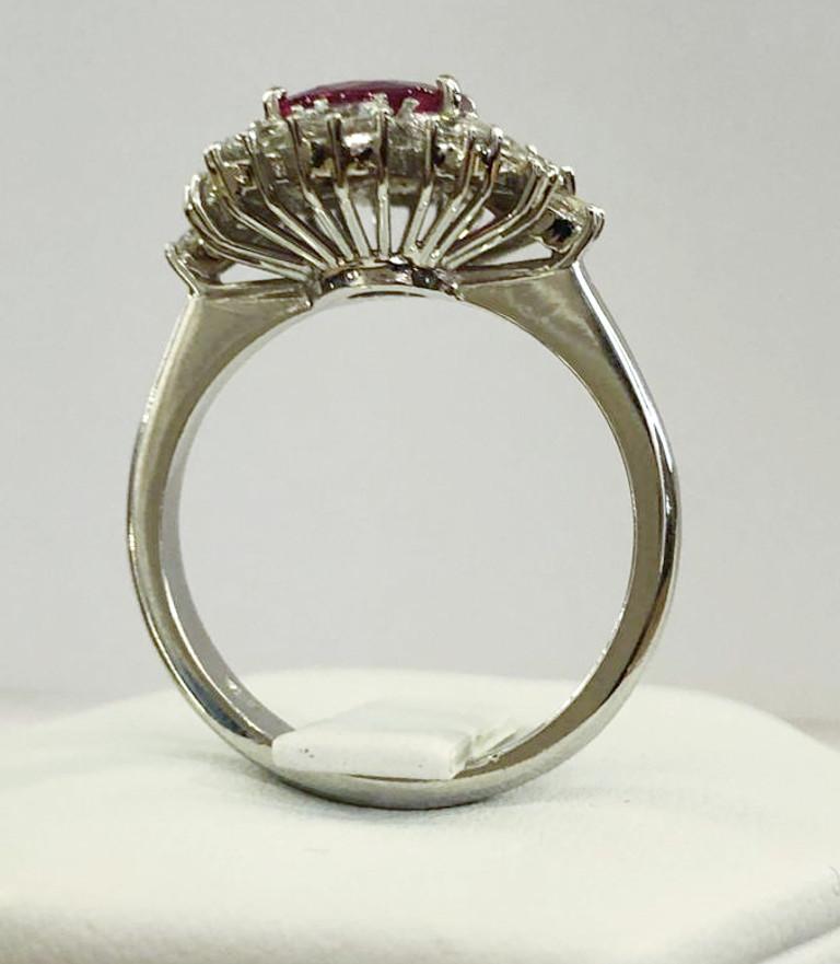 Taglio brillante Anello in oro bianco 18 carati con diamanti e rubini in vendita