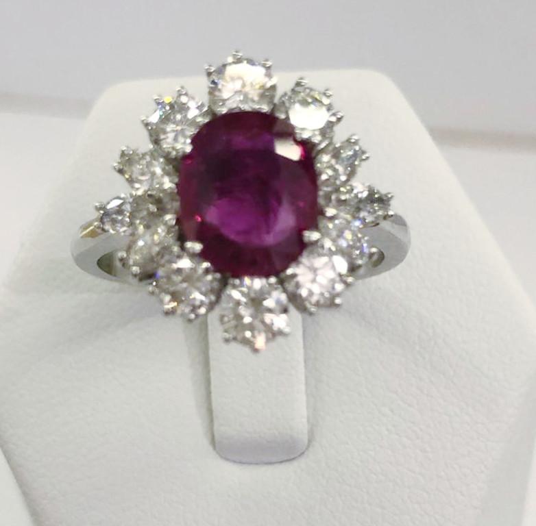 18 Karat White Gold Diamond and Ruby Ring In Good Condition For Sale In Palm Springs, CA