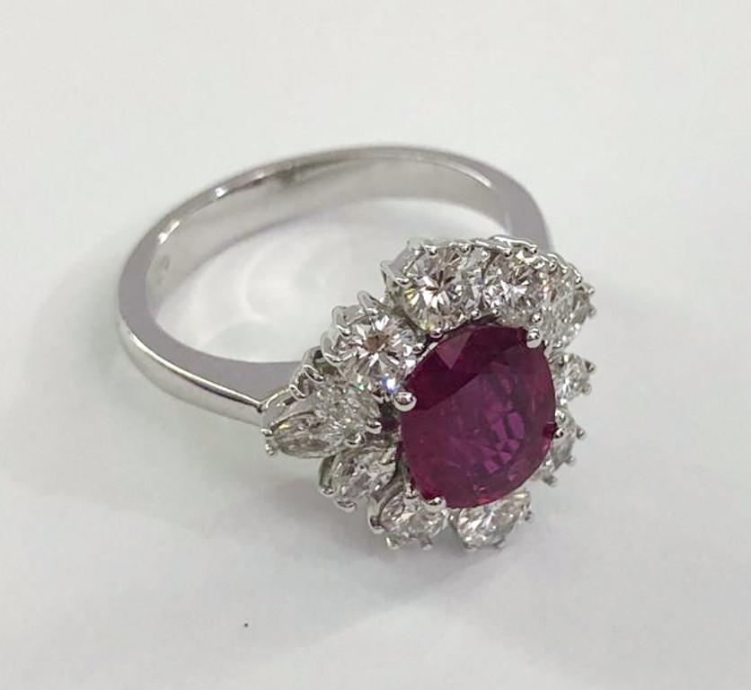 Anello in oro bianco 18 carati con diamanti e rubini in vendita 2