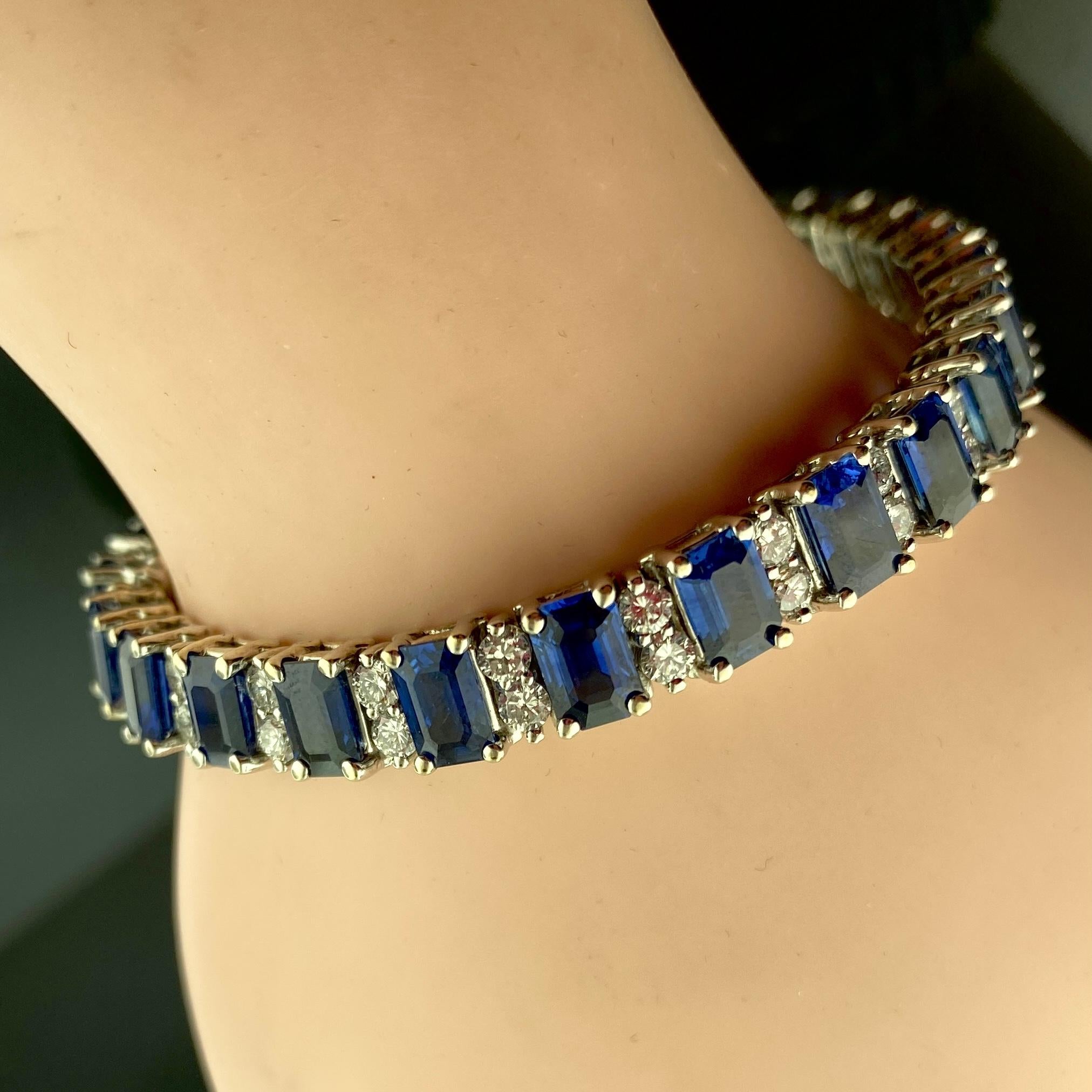 Armband aus 18 Karat Weißgold mit Diamanten und Saphiren (Rundschliff) im Angebot