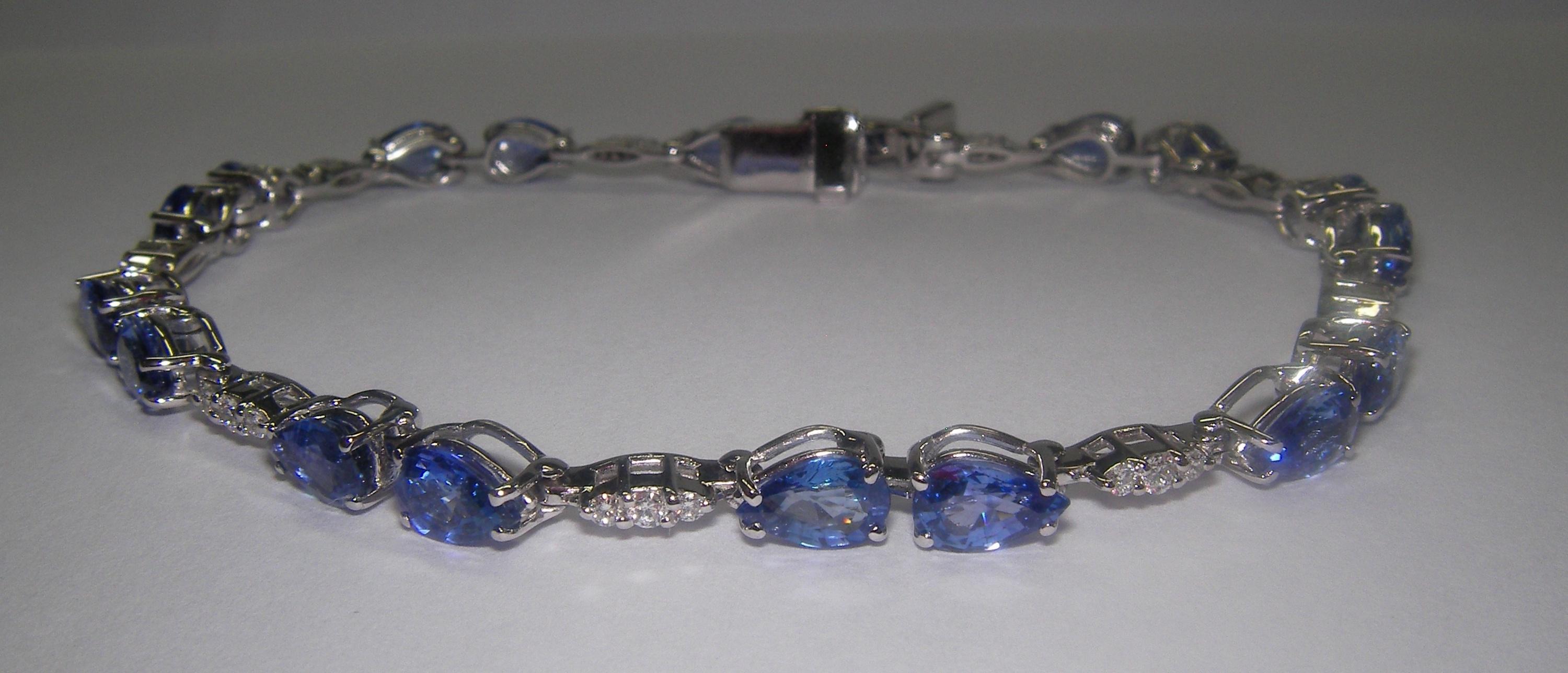 18 Karat White Gold Diamond and Sapphire Bracelet In New Condition For Sale In Duesseldorf, DE