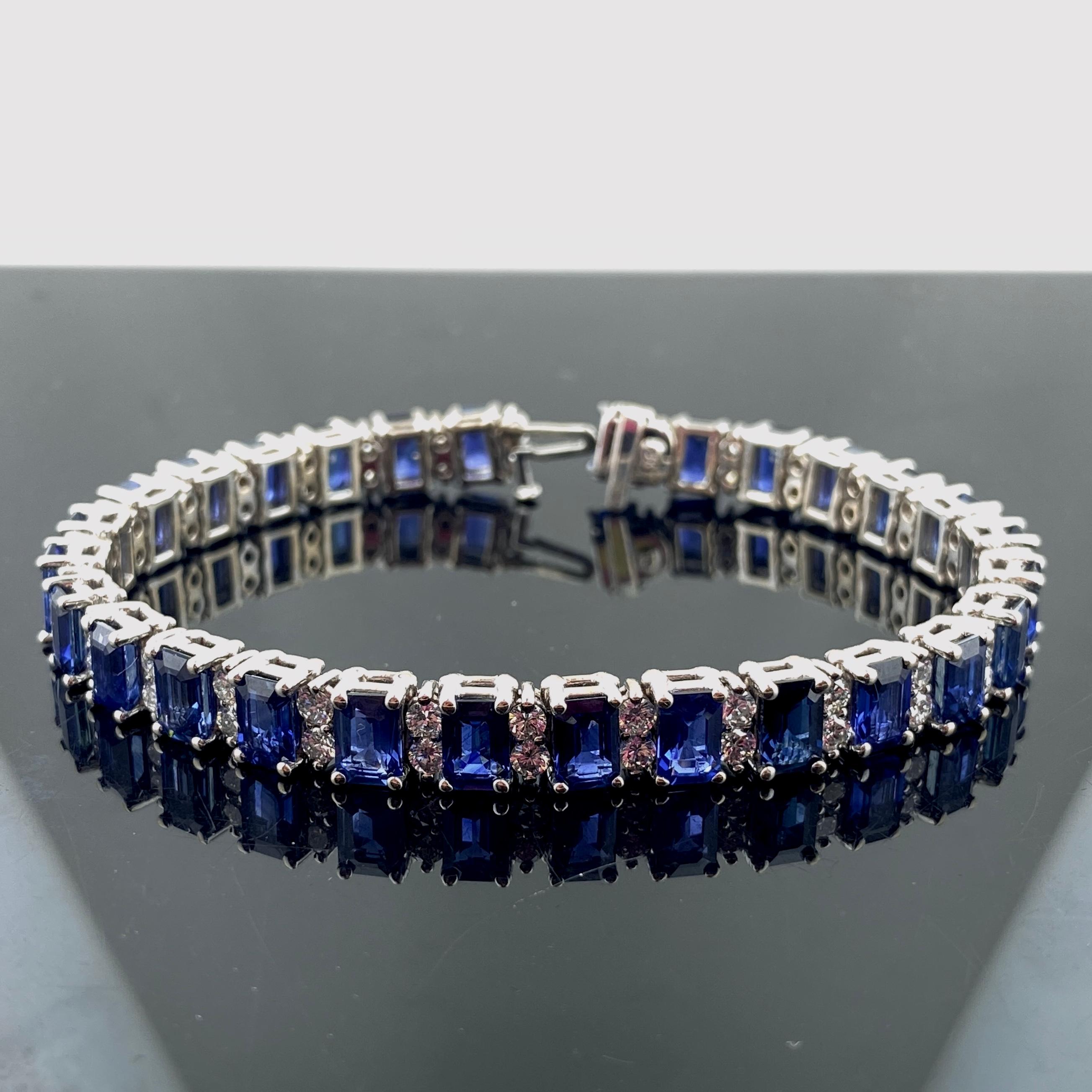 Armband aus 18 Karat Weißgold mit Diamanten und Saphiren für Damen oder Herren im Angebot