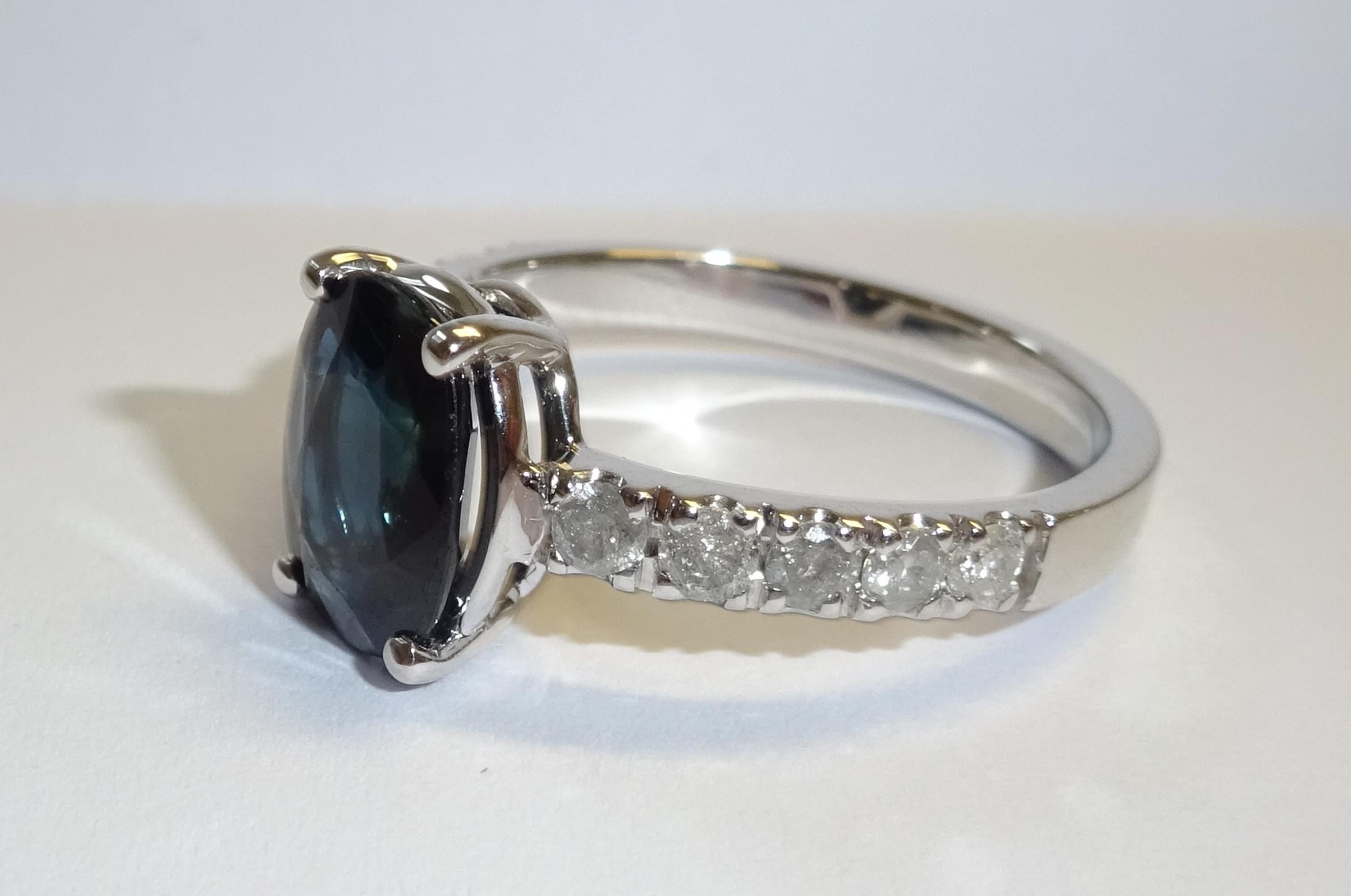 18 Karat White Gold Diamond and Sapphire Cocktail Ring In New Condition For Sale In Duesseldorf, DE