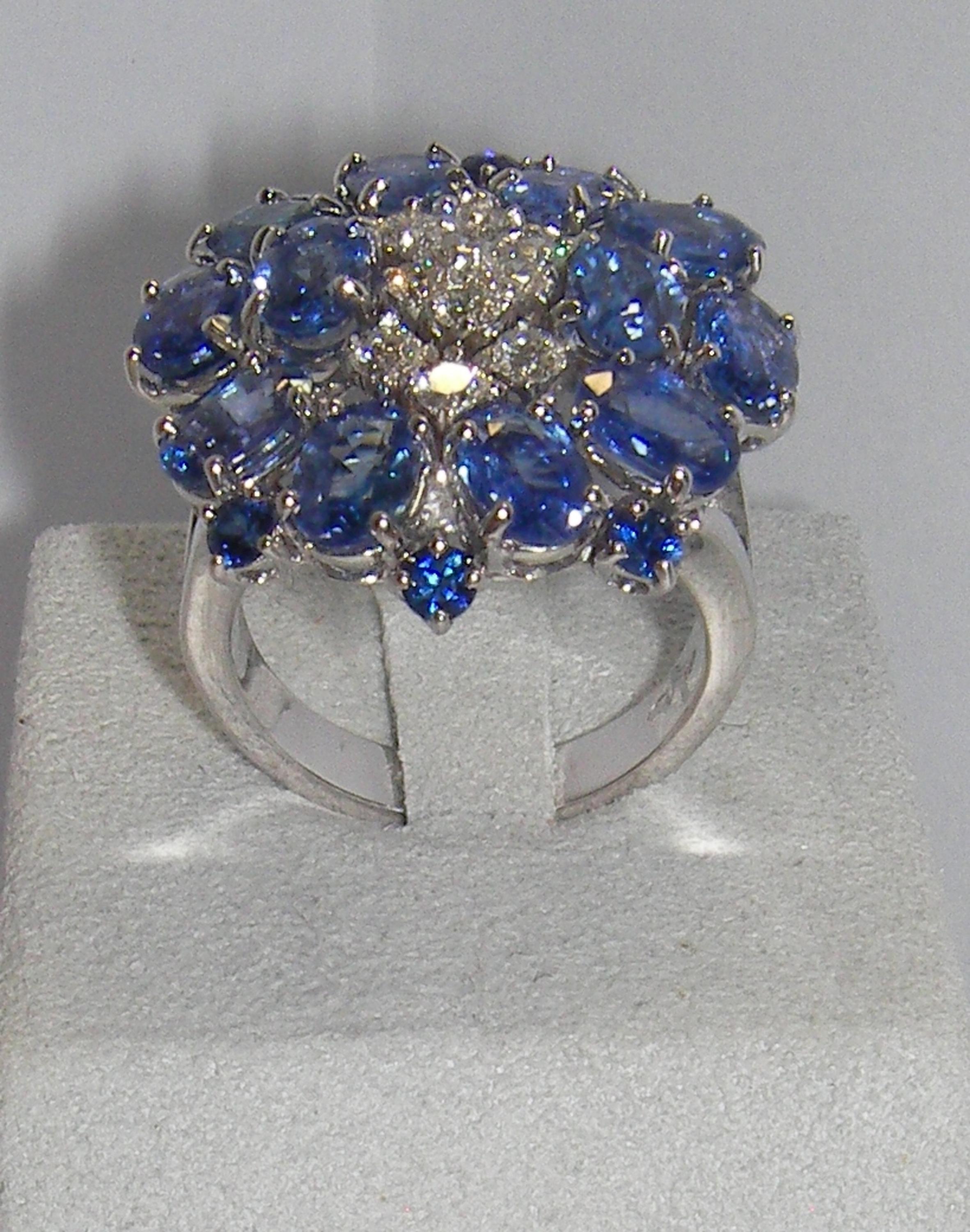 18 Karat White Gold Diamond and Sapphire Cocktail Ring In New Condition For Sale In Duesseldorf, DE