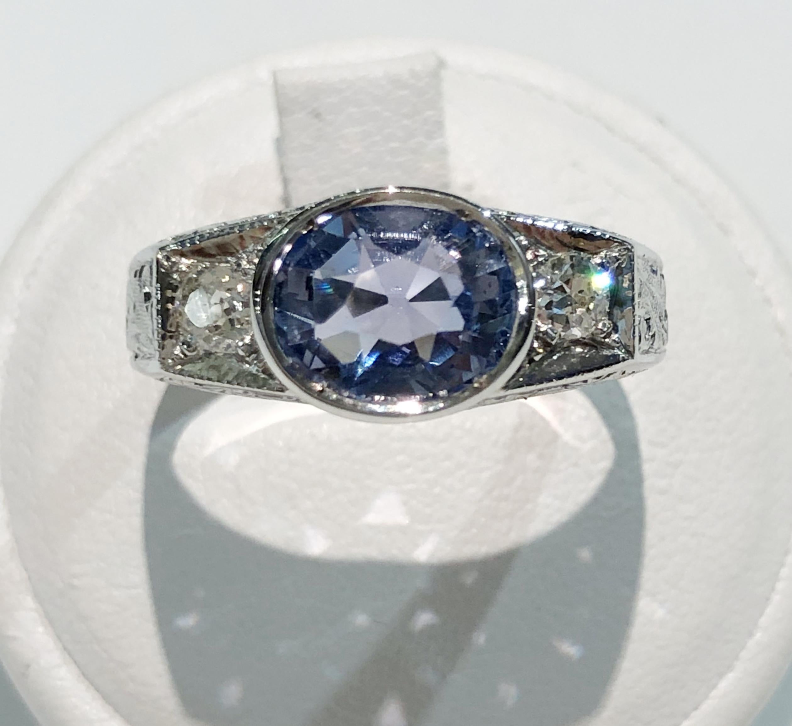 Vintage ring with 18 karat white gold band, one center Ceylon sapphire of 2.1 karats, and brilliant diamonds for a total of 0.35 karats, Italy 1930s
Ring size US 8