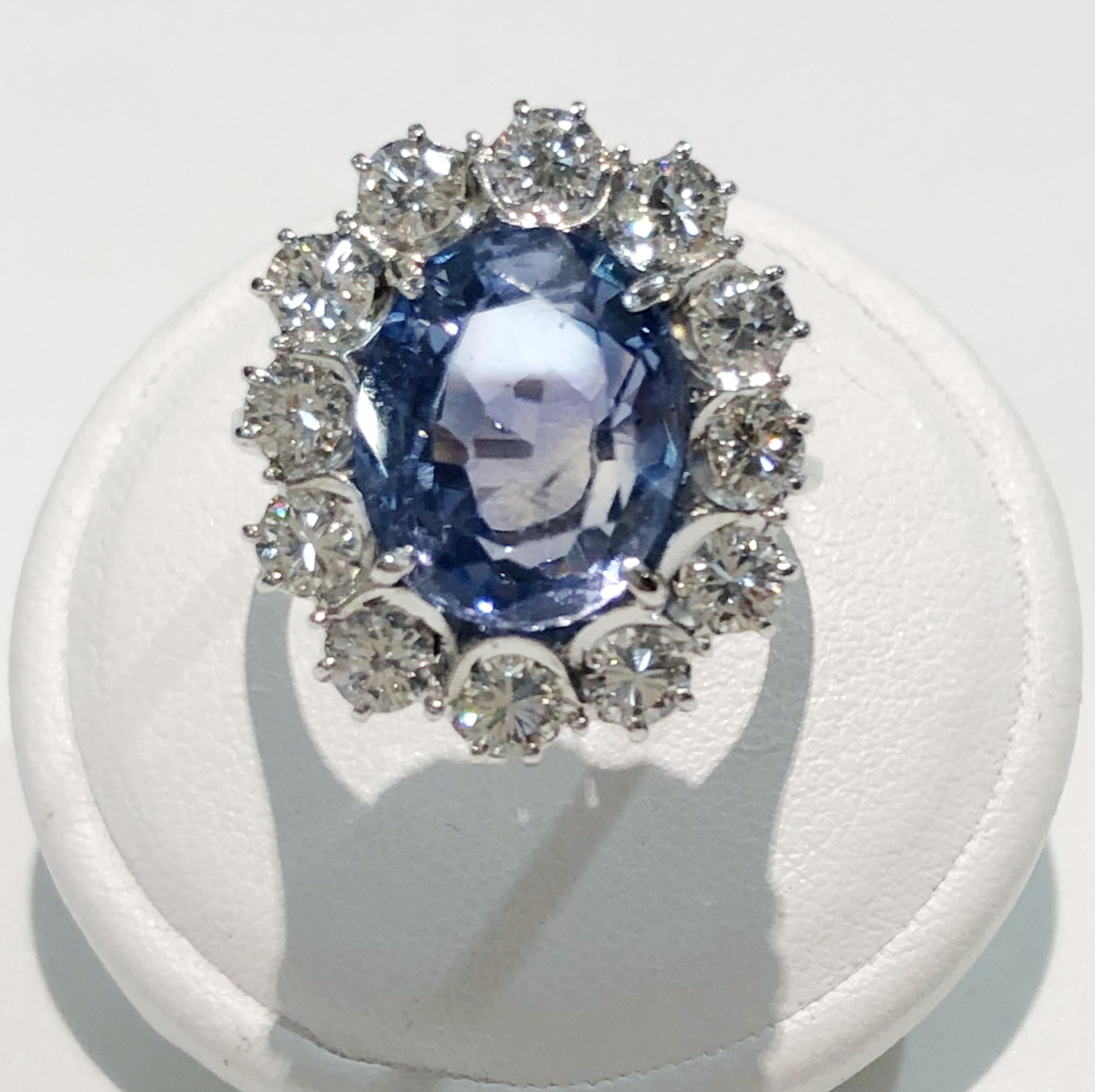 Bague Vintage avec un anneau en or blanc 18 carats, un grand saphir de 5.9 carats, et des diamants brillants sur le contour pour un total de 1.8 carats, Italie 1960s-1970s
Taille de la bague : 6,5