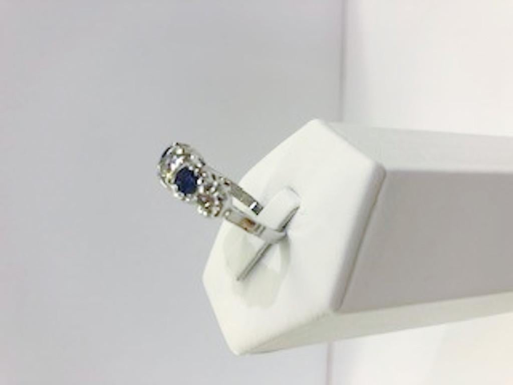 18 Karat White Gold Diamond and Sapphire Ring In Good Condition For Sale In Palm Springs, CA