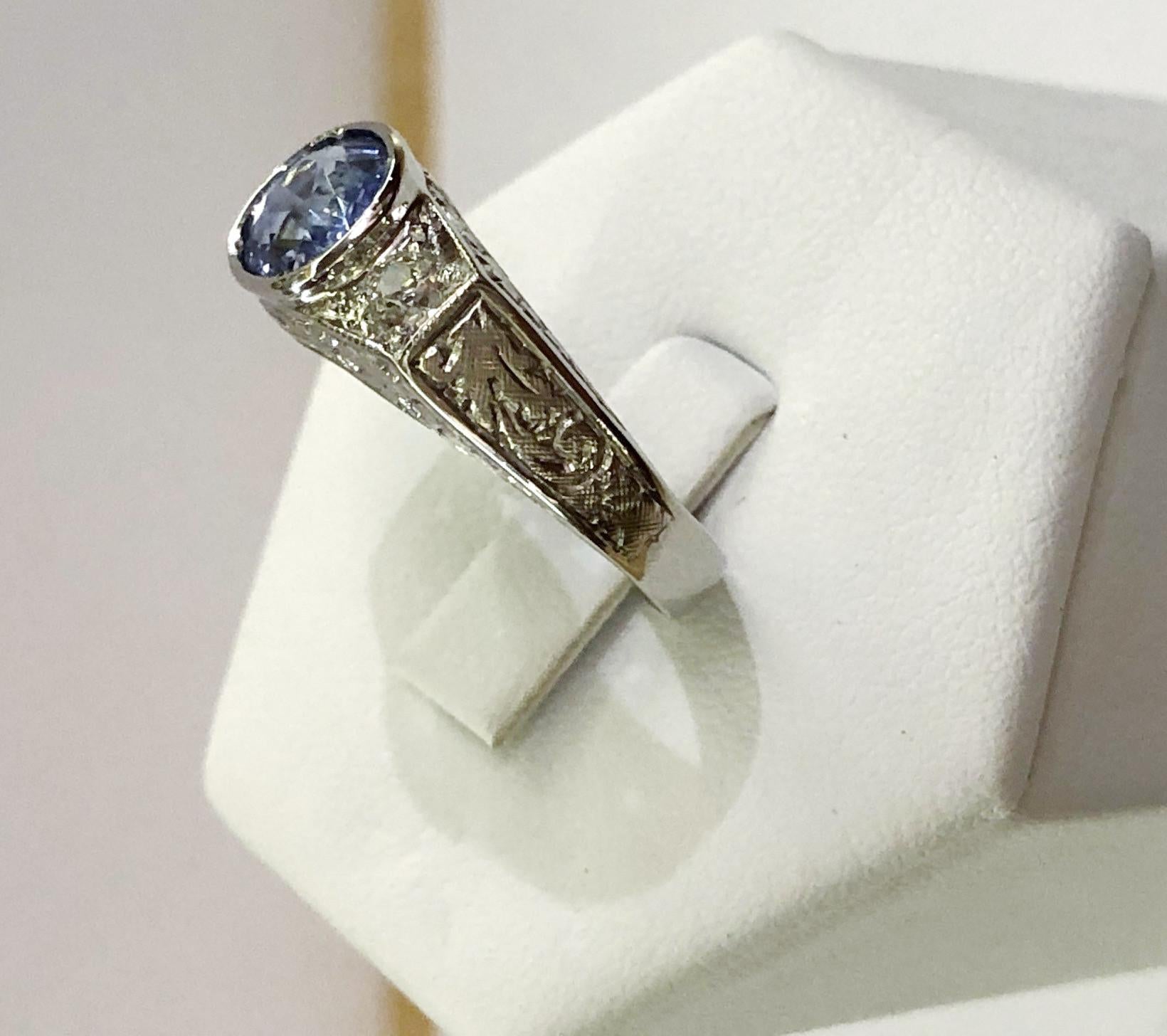 18 Karat White Gold Diamond and Sapphire Ring In Good Condition For Sale In Palm Springs, CA