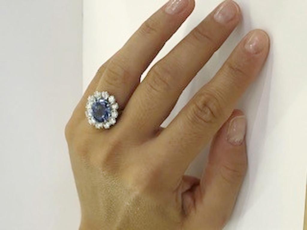 18 Karat White Gold Diamond and Sapphire Ring For Sale 2