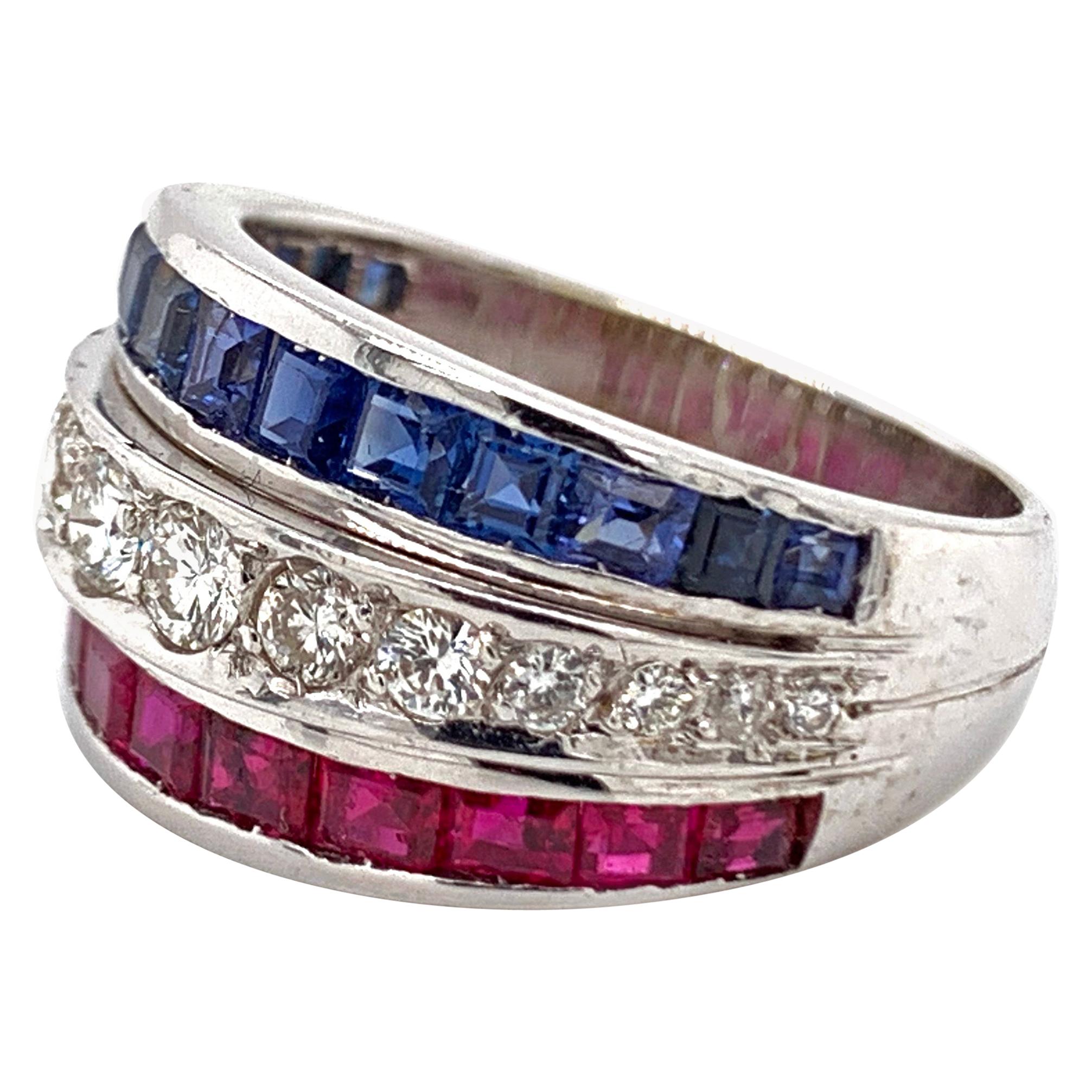 Anillo de oro blanco de 18 quilates con diamantes, zafiros y rubíes