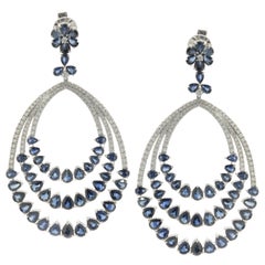 Boucles d'oreilles pendantes ovales à trois couches en or blanc 18 carats, diamants et saphirs