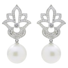 Orecchini in oro bianco 18 carati, diamanti e perle dei mari del sud Orecchini in oro bianco 18 carati, diamanti e perle dei mari del sud
