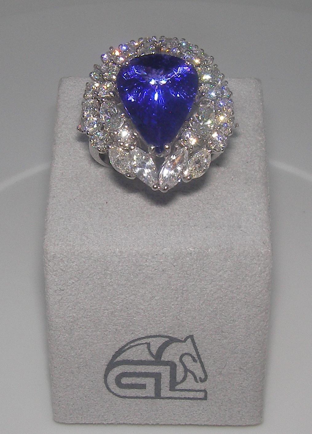 18 Karat White Gold Diamond and Tanzanite Cocktail Ring In New Condition In Duesseldorf, DE